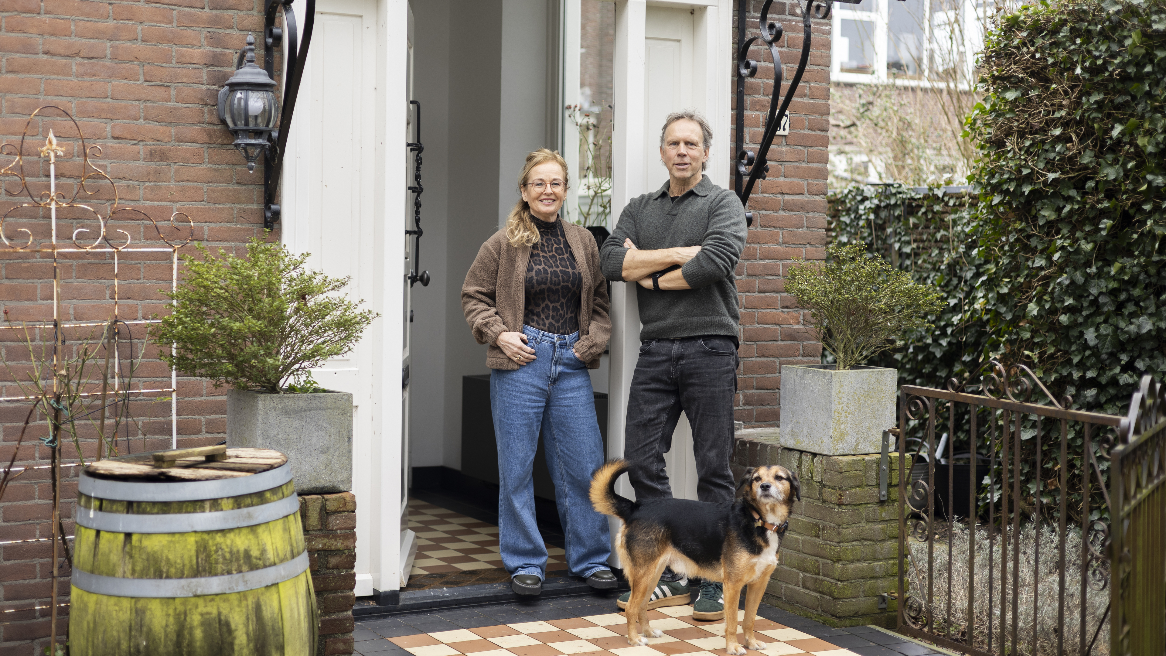 Photographers Lieke and Pim live and work in an old school. ‘For a shoot, the whole team first gathers around the dining table’