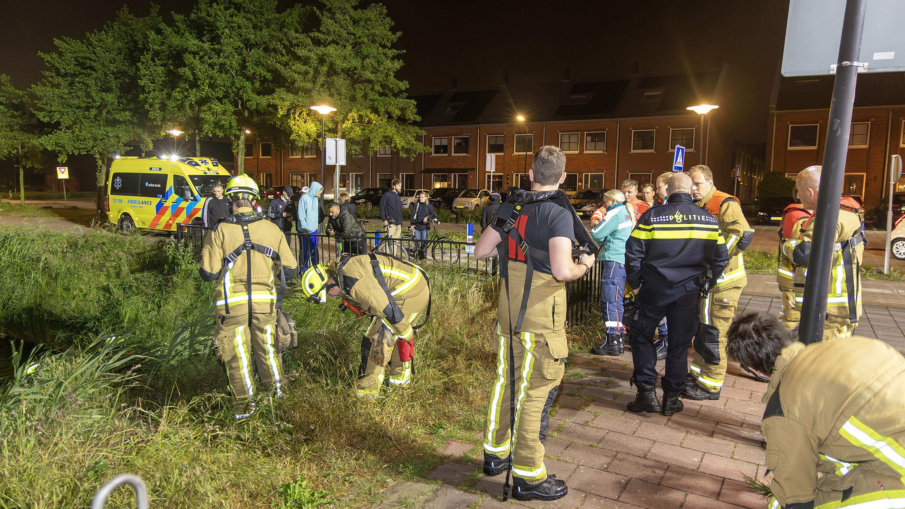 Grote zoekactie na vondst van fiets langs de waterkant bij sporthal Waterwijk in Beverwijk