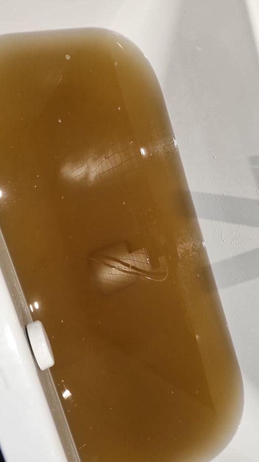 Inwoners in De Rijp krijgen bruin water uit de kraan: ’Niet fris, maar je kunt het wel drinken’