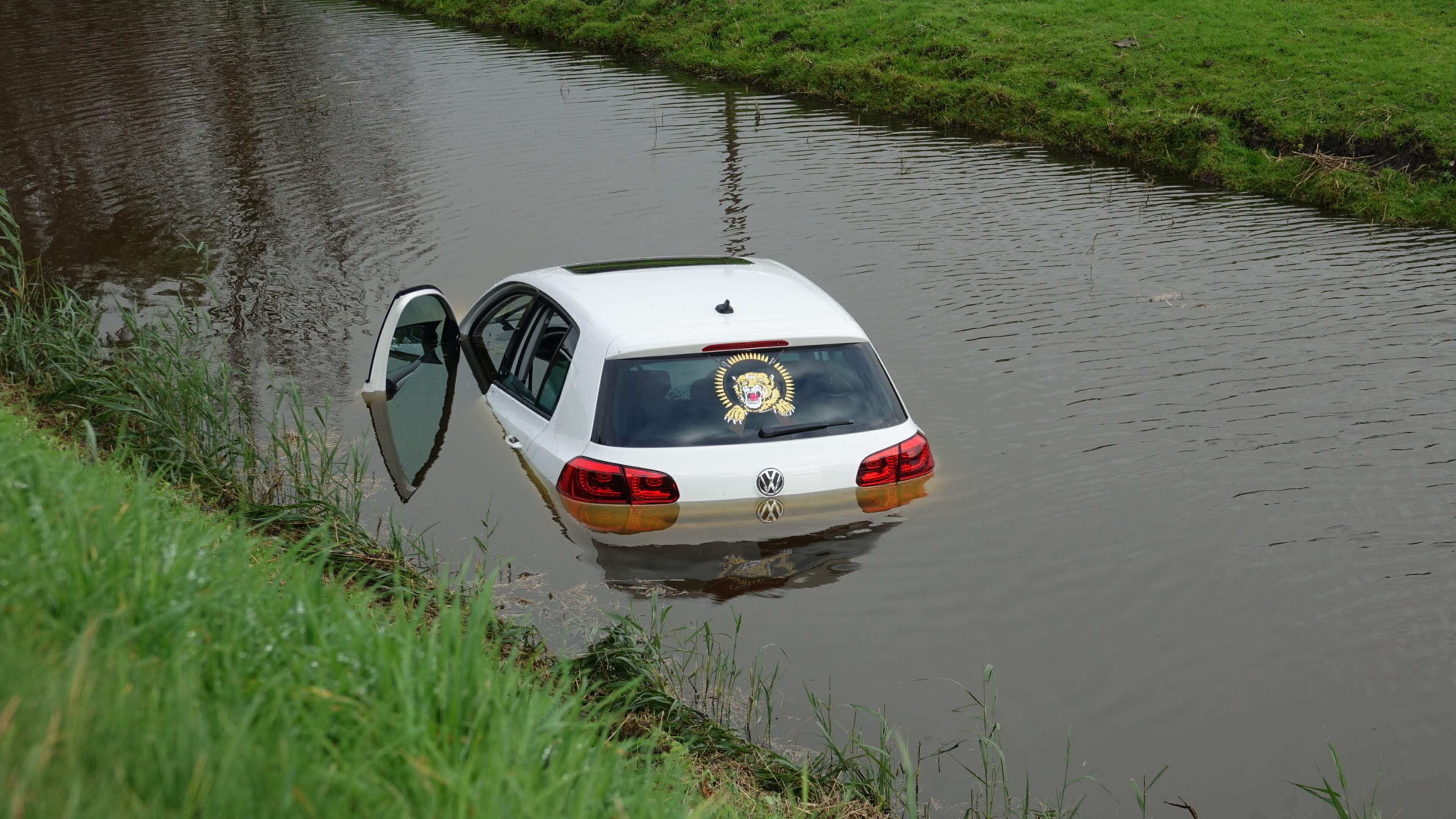 Automobilist belandt in water Ursem