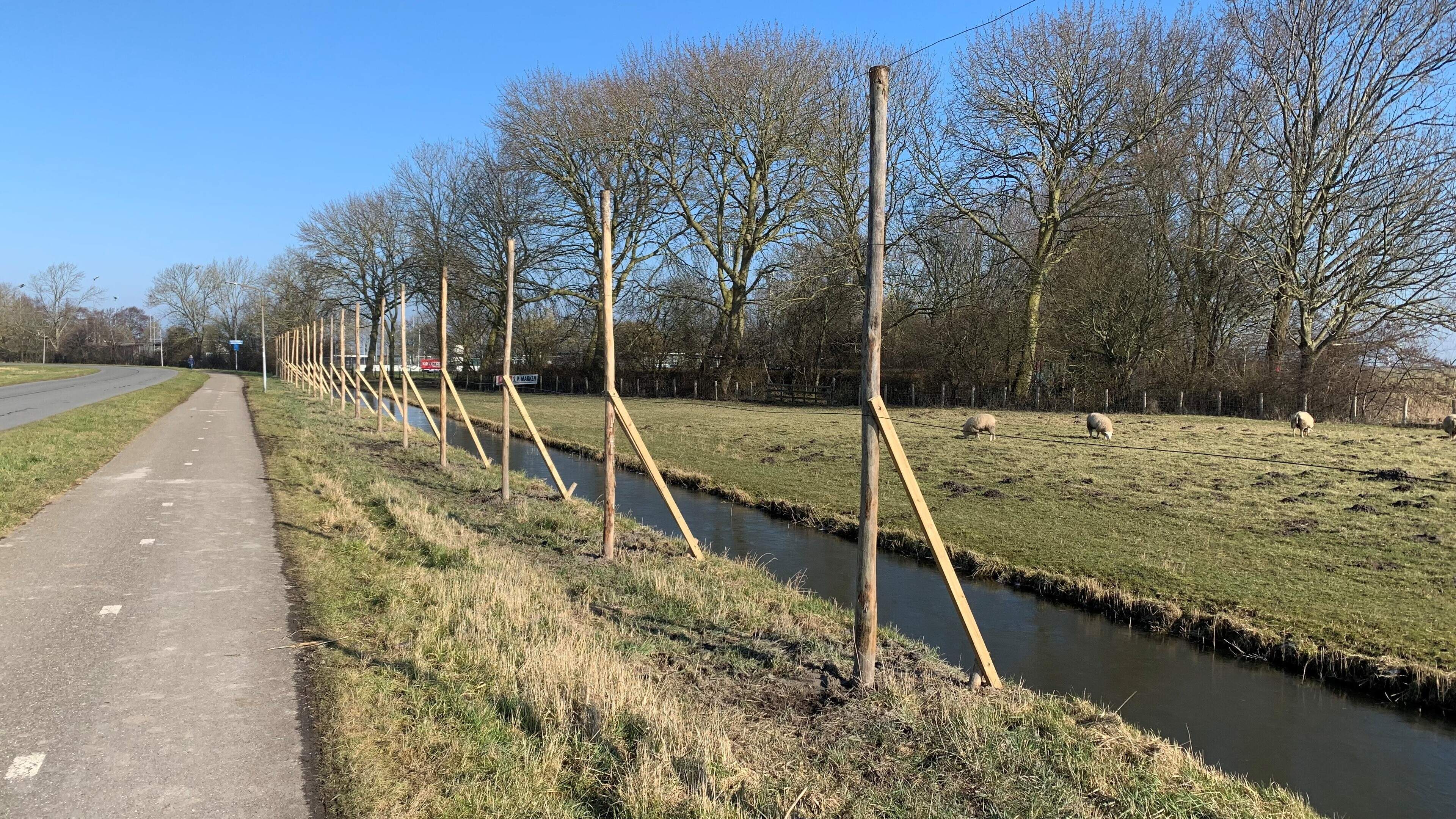 Na Katwoude krijgt ook Marken vleermuisschermen: ’Verplicht om de vliegroutes niet te verstoren’