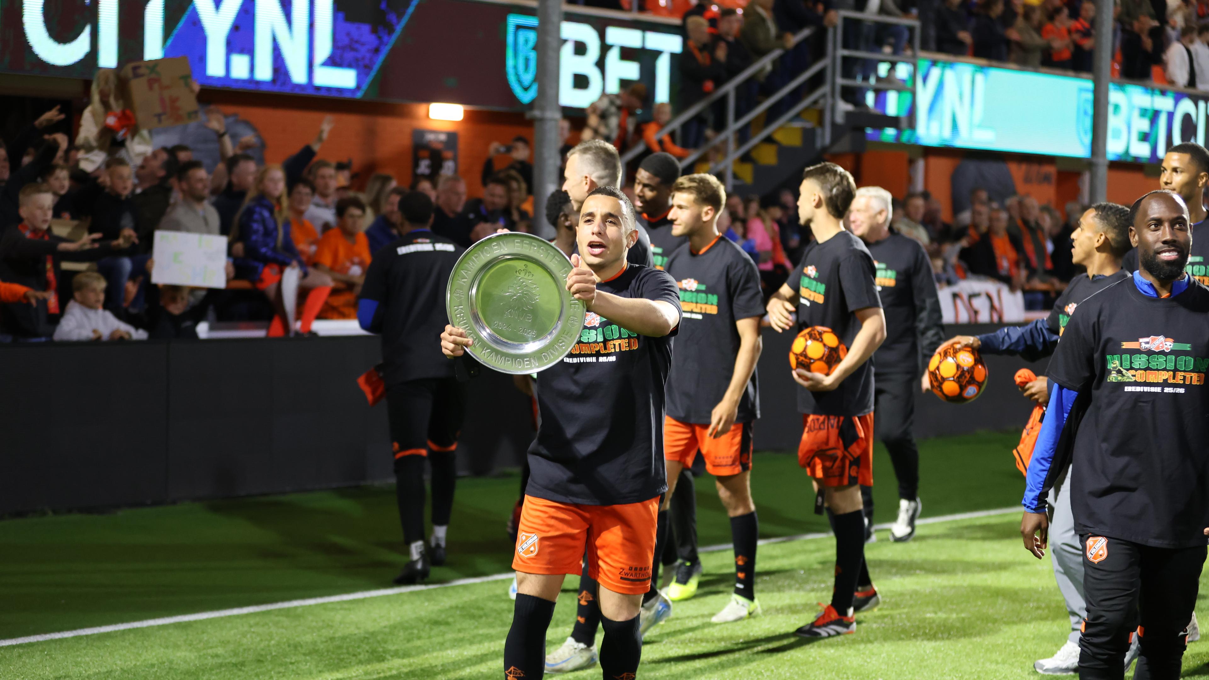 FC Volendam neemt in stijl afscheid van het publiek en het kunstgras