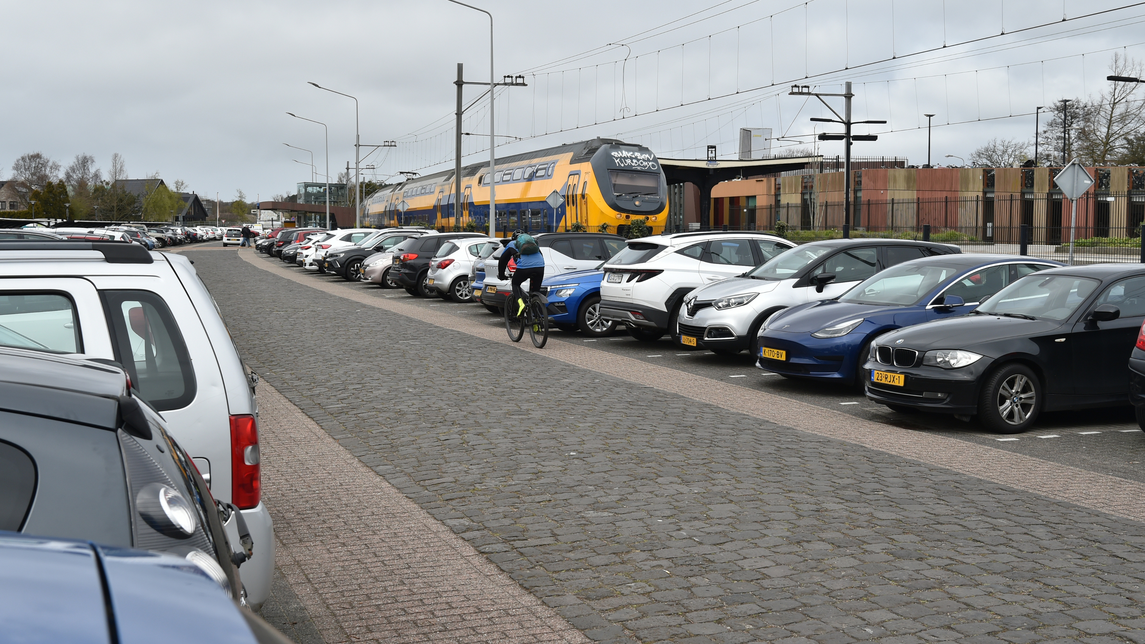 Castricum parking lot is very busy, Uitgeest and Heiloo are not so bad. ‘The bicycle parking is annoying’