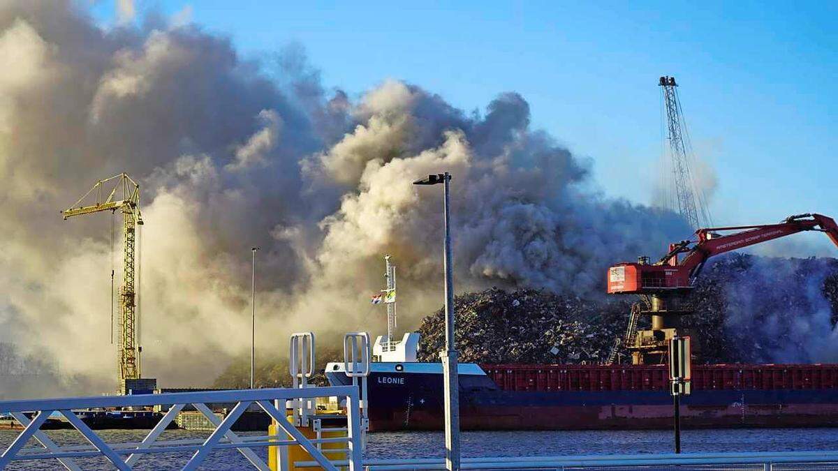 Brand met veel rook in Westelijk Havengebied Amsterdam, geuroverlast ...