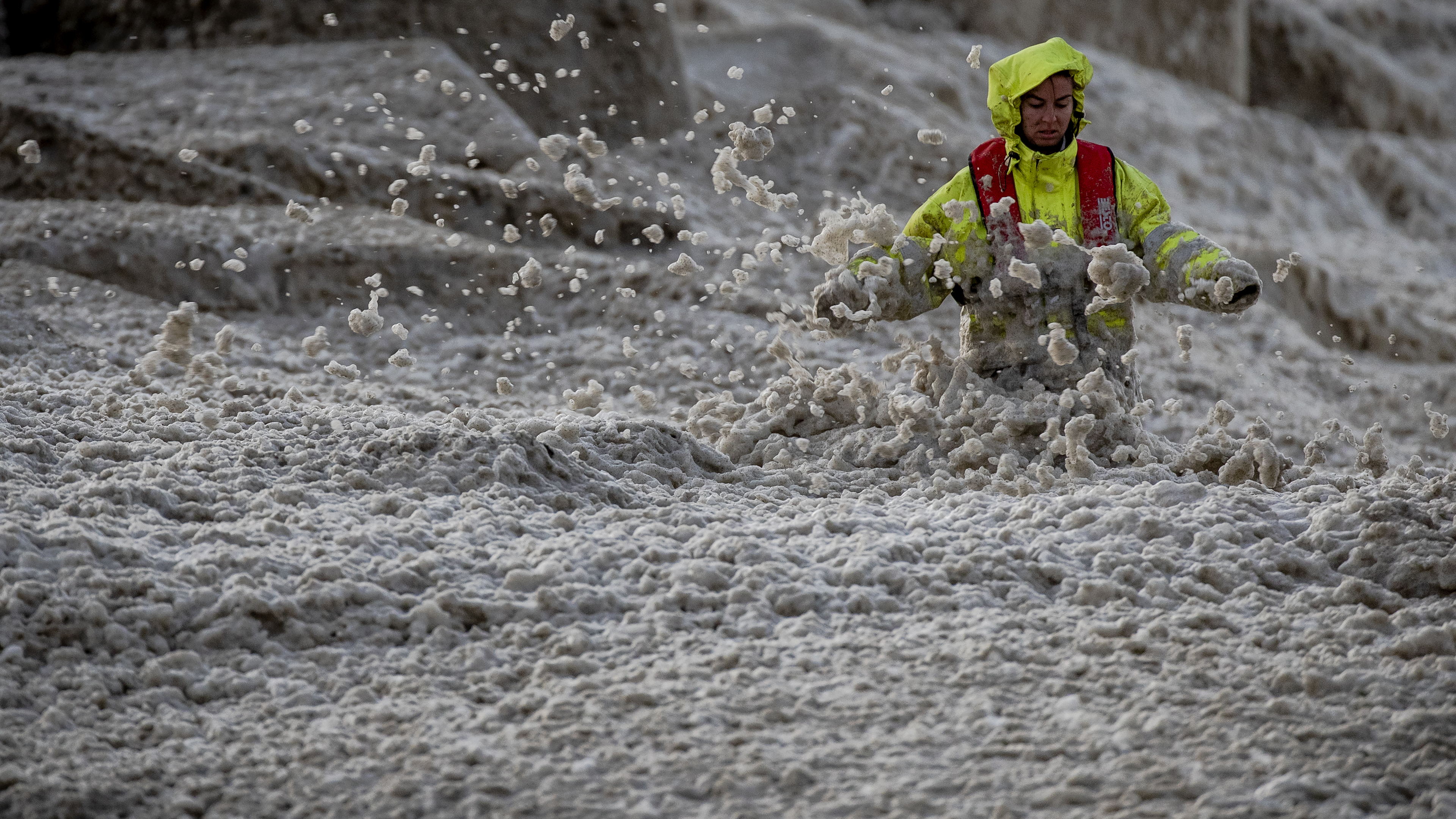 Aanwakkerende noordenwind na superzonnige weken: algenschuimalarm bij onder meer Wijk aan Zee, vijf 