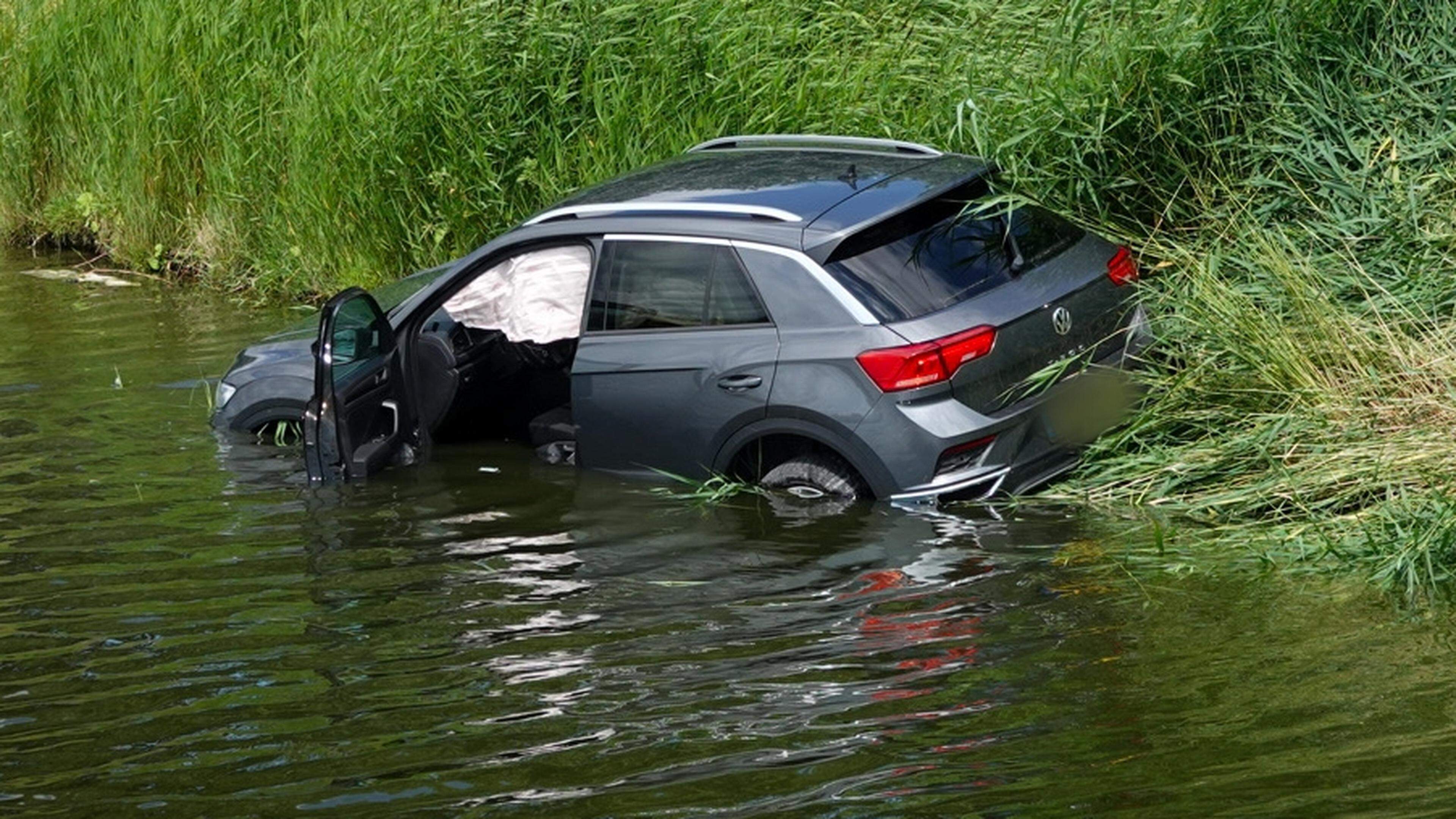 Auto belandt in water na aanrijding met vrachtwagen in Zwaagdijk-Oost