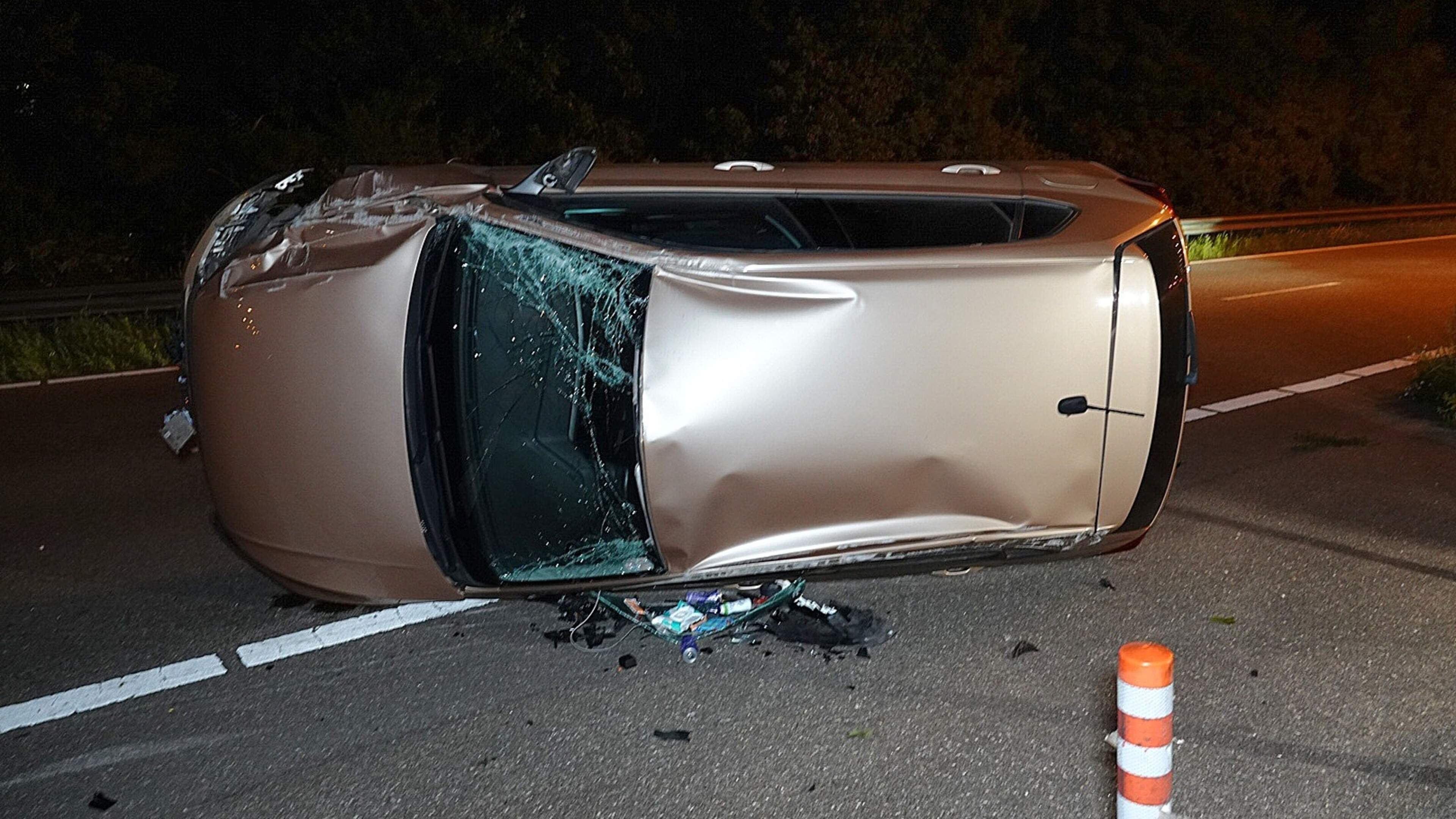 Auto ramt lantaarnpaal en slaat over de kop bij Wormerveer