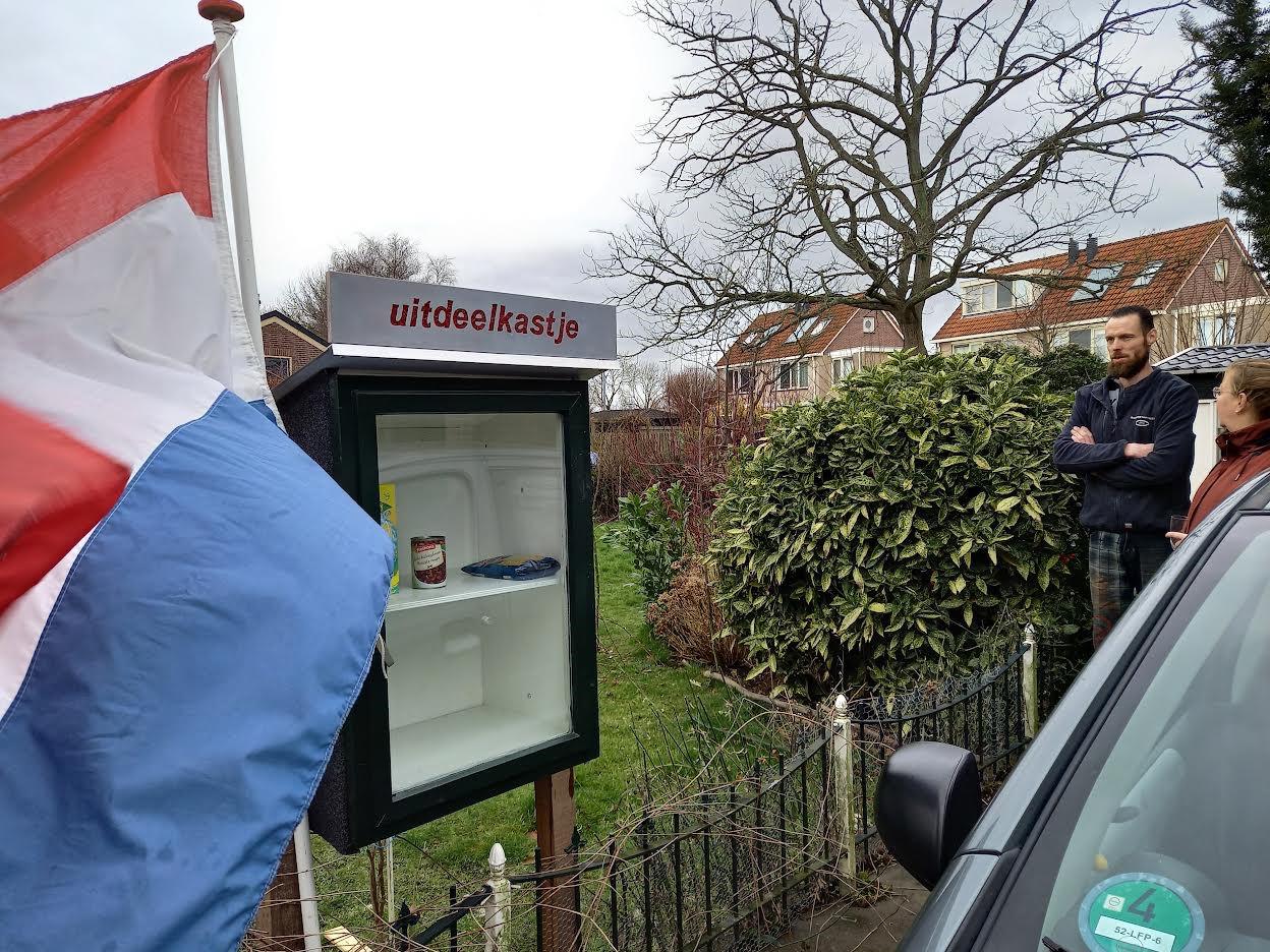 Gratis eten in ’uitdeelkast’ in De Goorn. ’Spannend, maar ik ga er vanuit dat mensen er goed mee omg