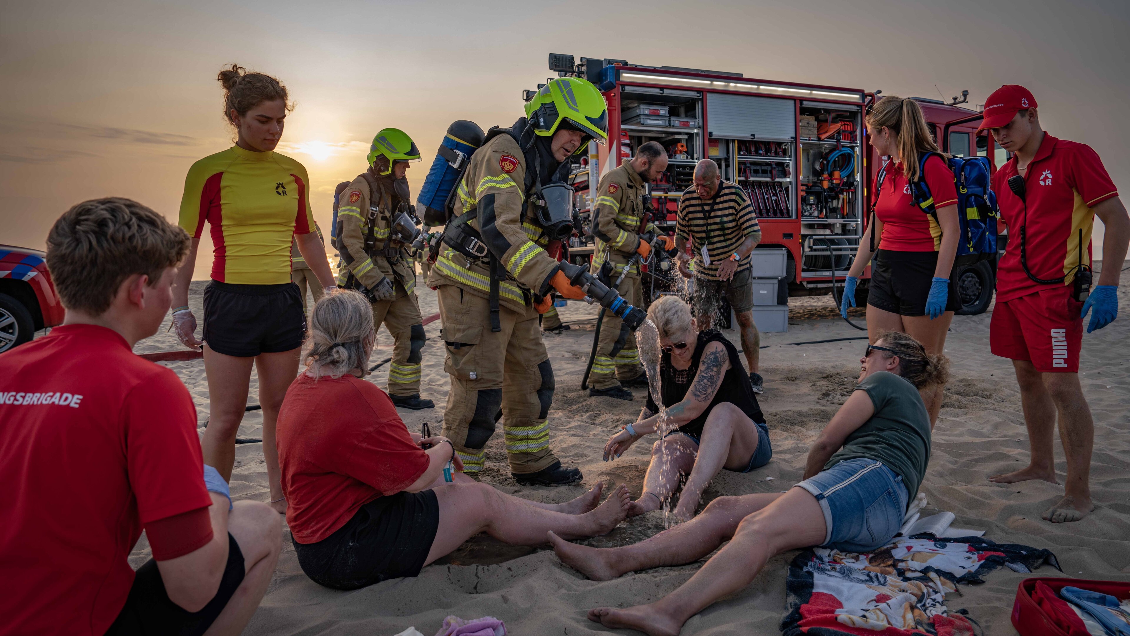 ‘We hebben hulp nodig, we hebben heel veel pijn.’ Gekrijs en krakende portofoons op het strand