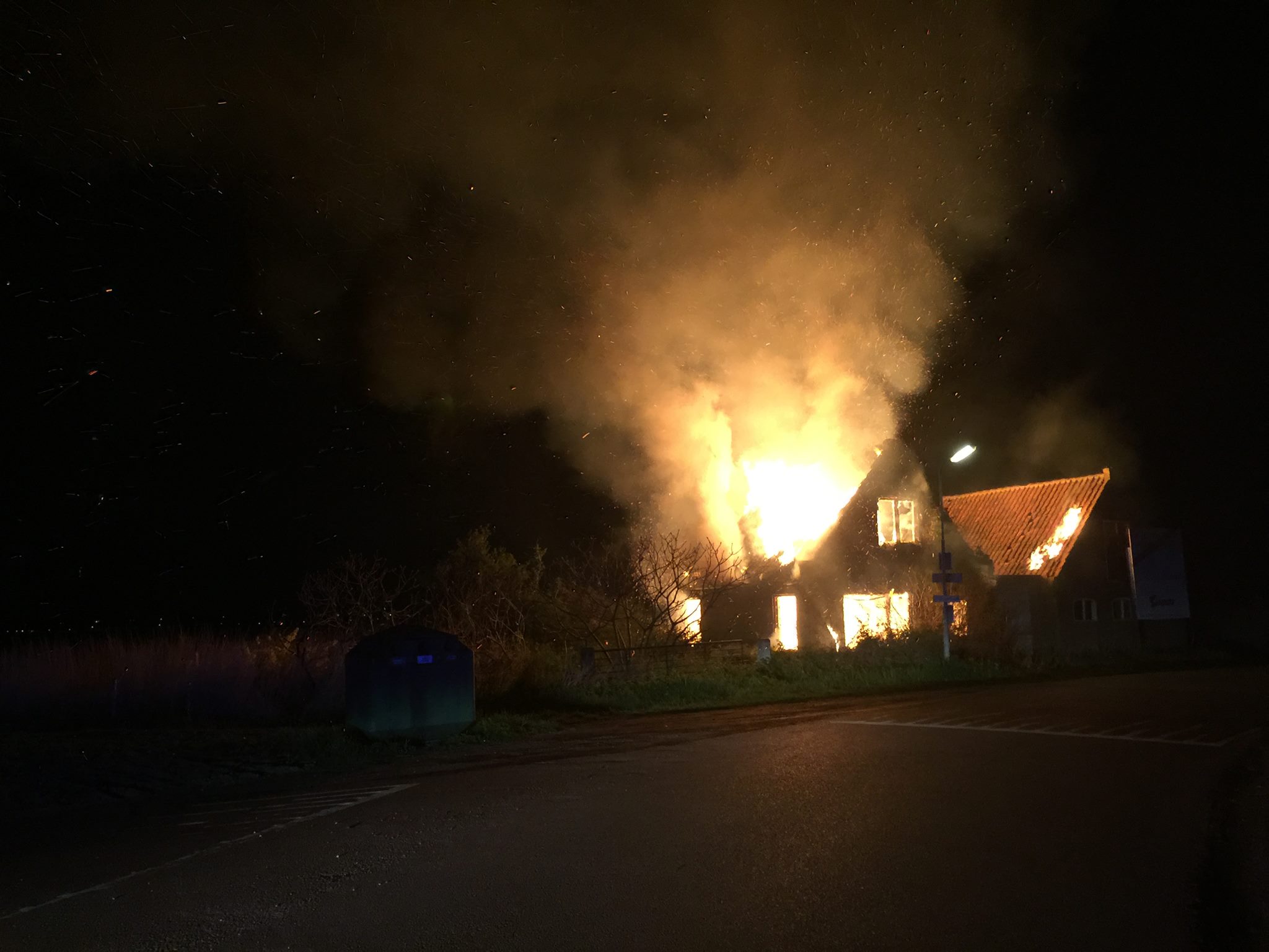 Brand vermoedelijk aangestoken in leegstaande boerderij Schardam