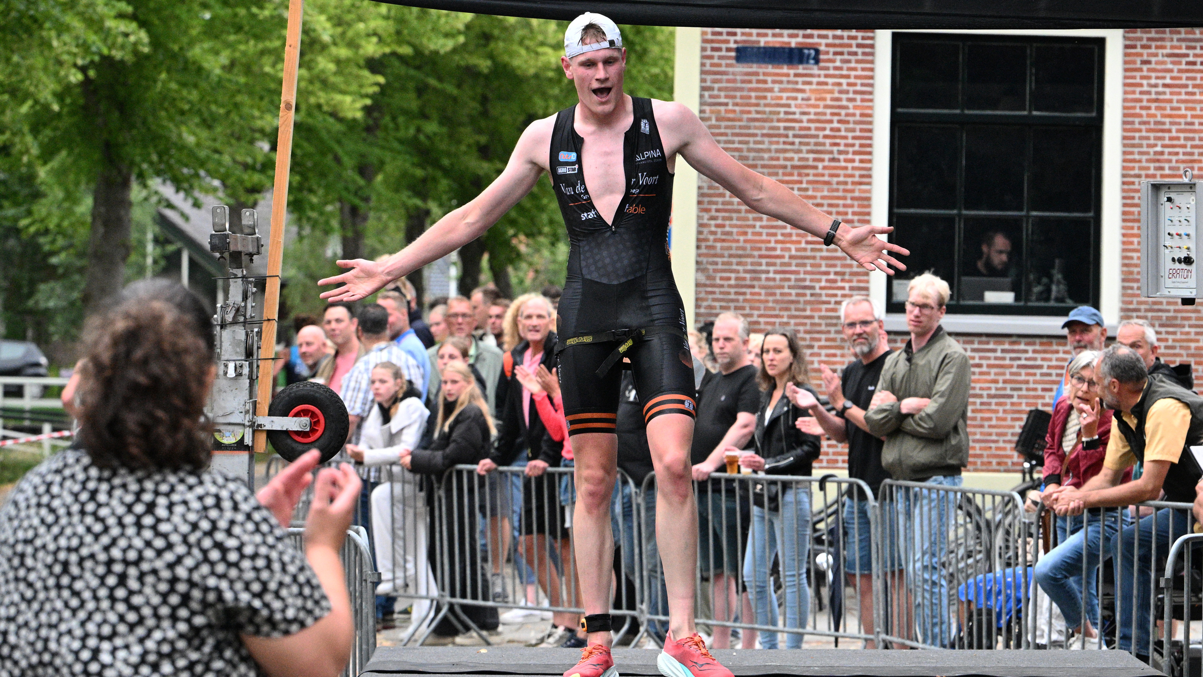 Noël Sterk maakt met triatlonzege in Nieuwe Niedorp eind aan zware maanden