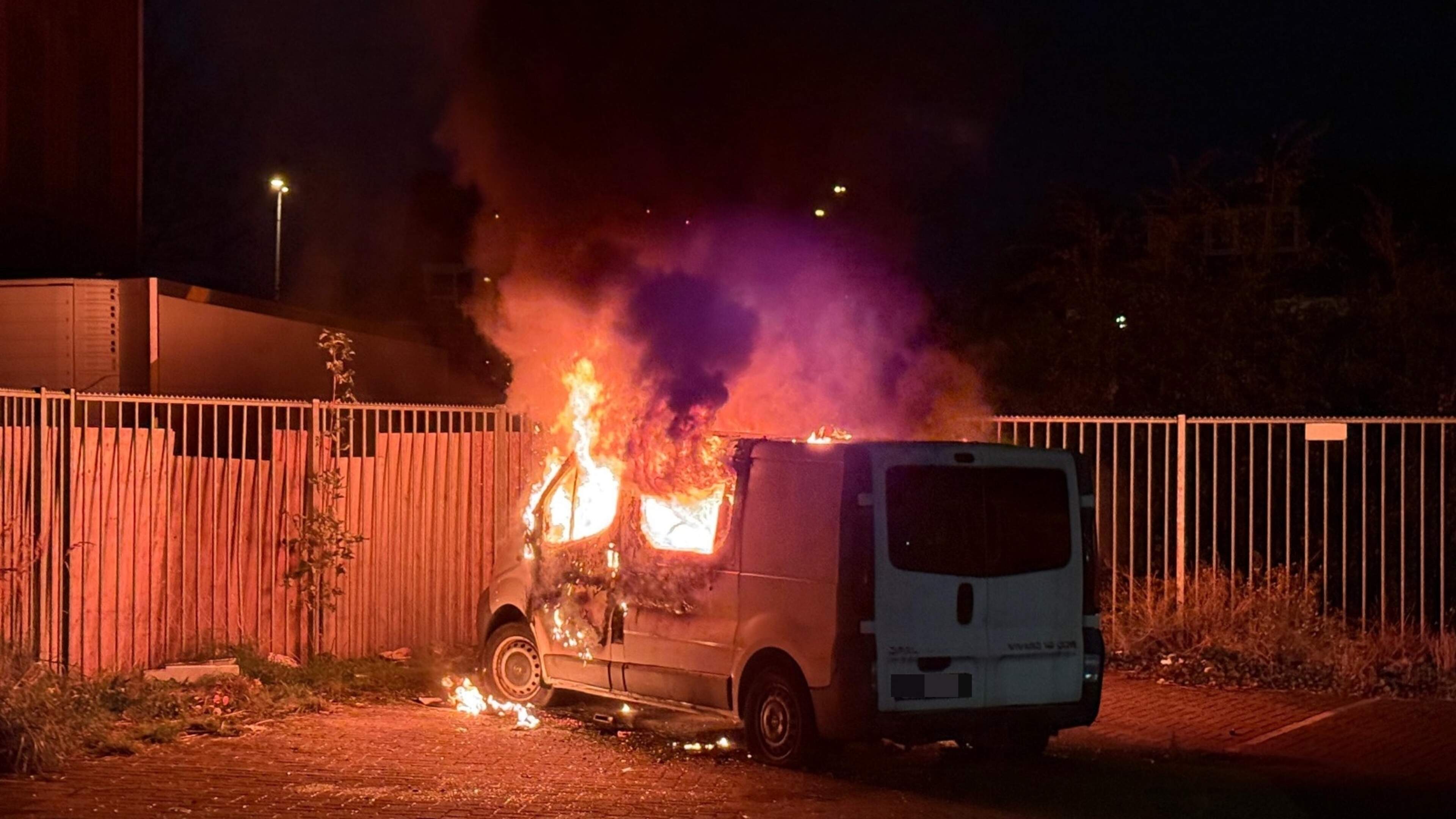 Busje brandt volledig uit in Wormerveer