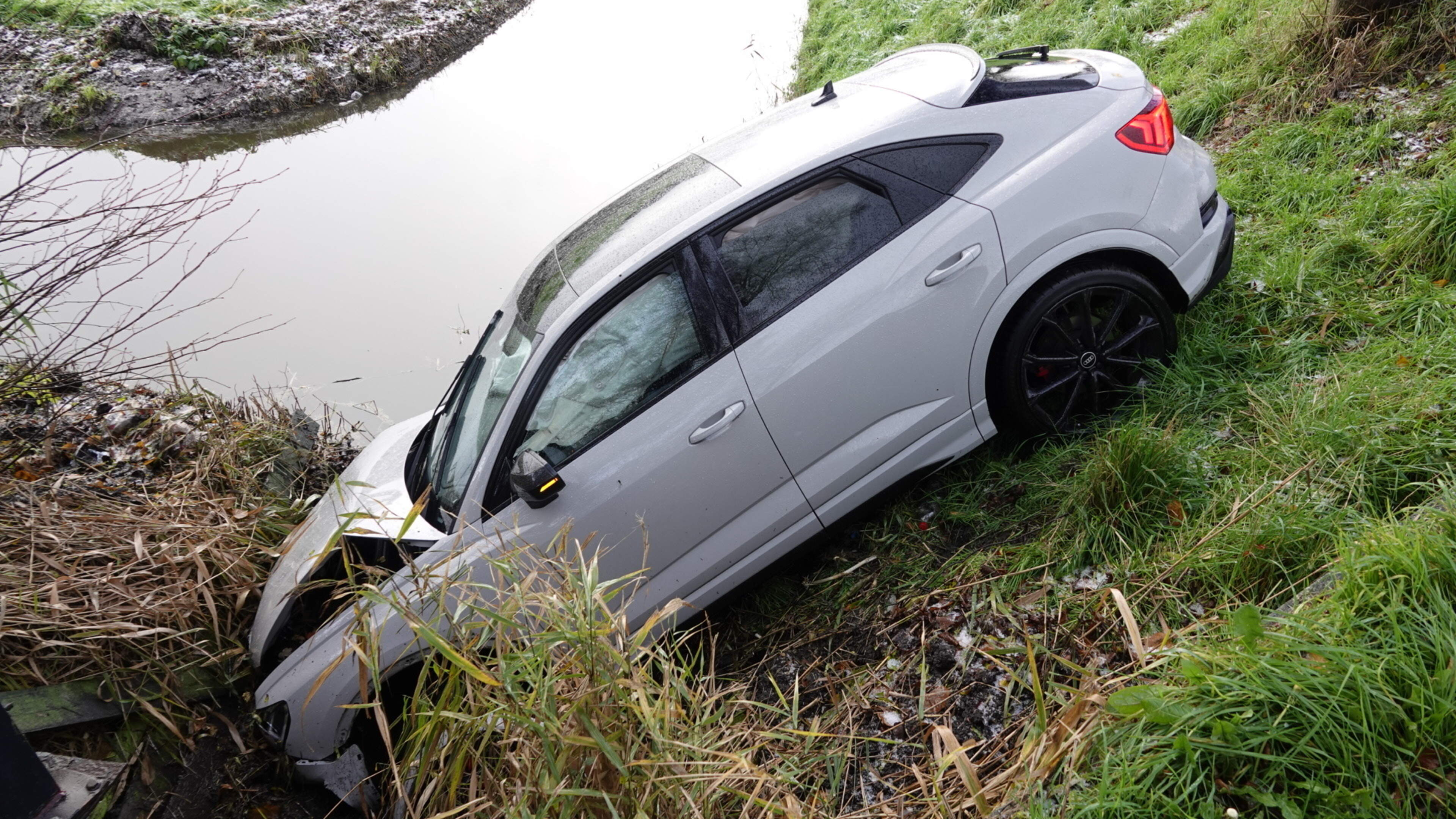 Automobilist crasht met dure Audi n sloot Zwaagdijk-Oost