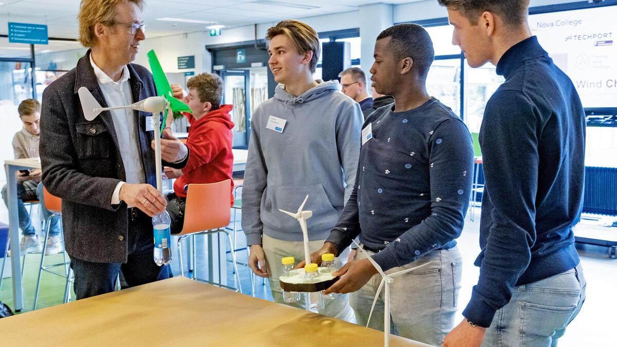 Barry, Abdul en Per gaan de uitdaging aan. Ze ontwerpen en bouwen een ...