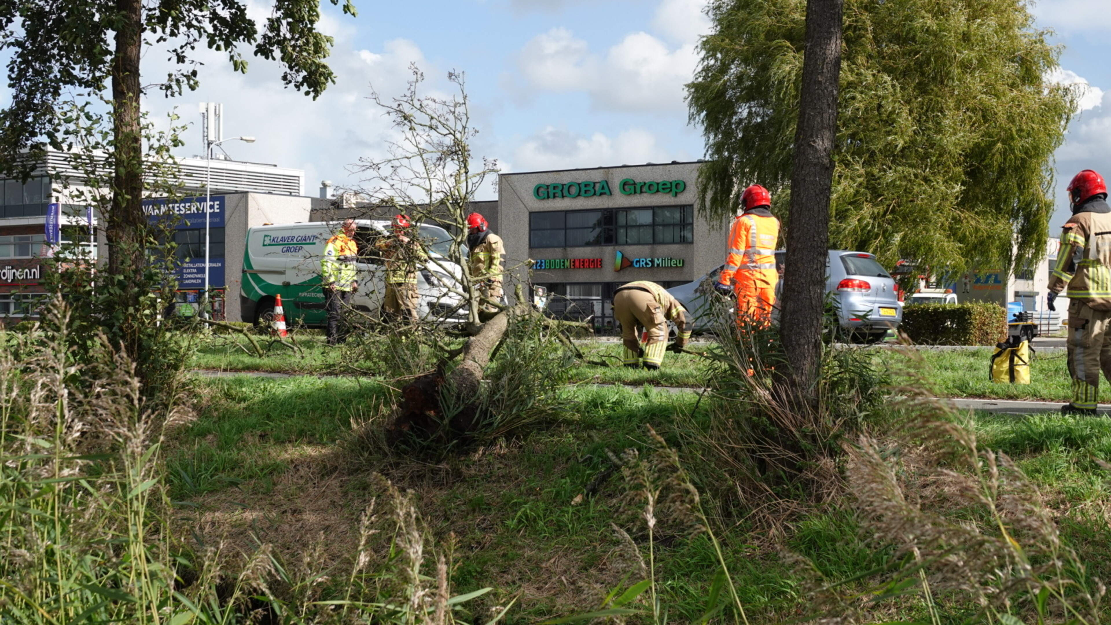 Boom waait door Amy op N246 in Wormerveer