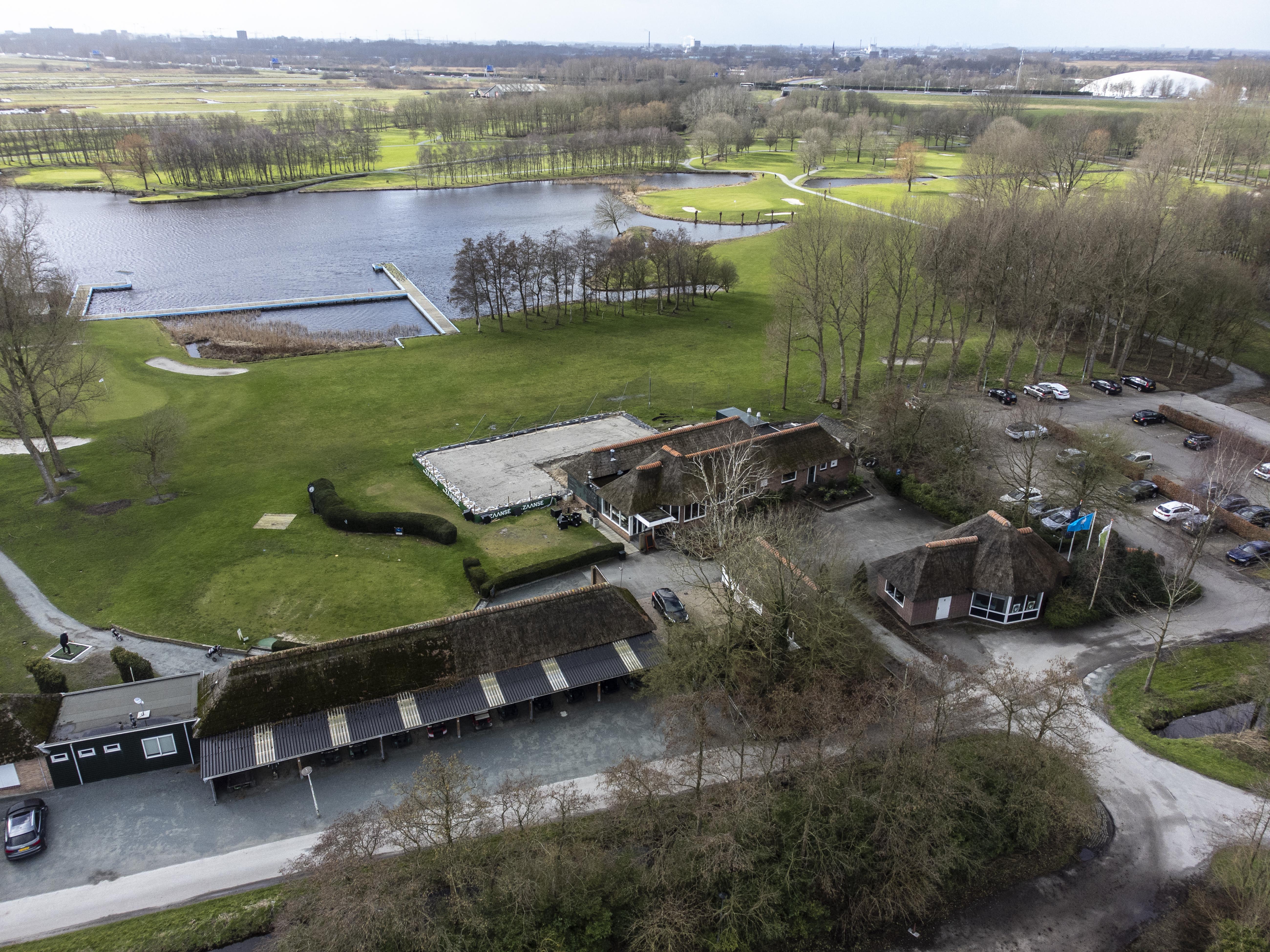 Metamorfose van een terrein in Wijdewormer: van waterplas naar zwembad naar golfbaan met hotel | luc