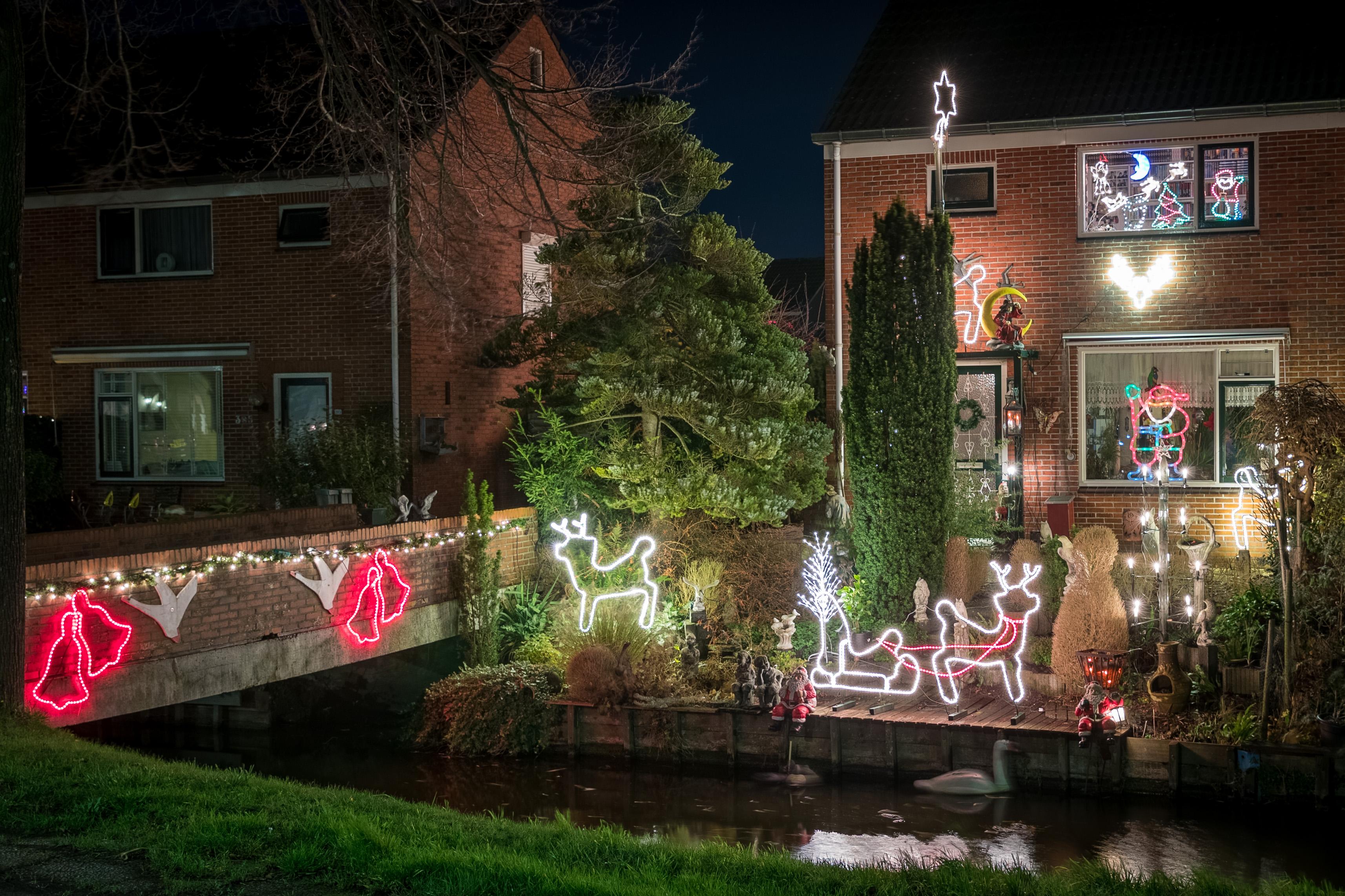 Uitbundige kerstverlichting siert huizen in West-Friesland: ’De hele avond staan ze hier te kijken’