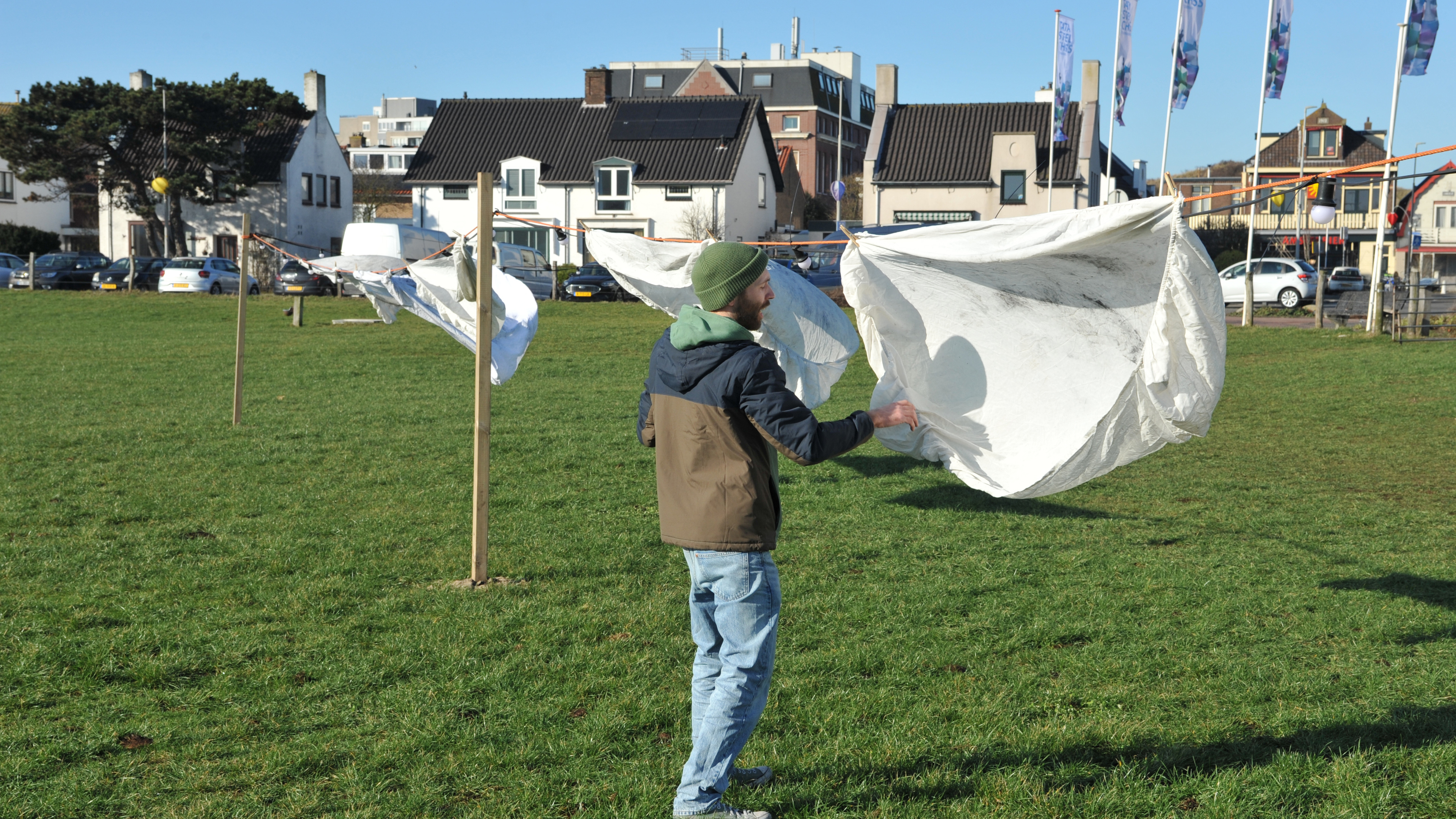 Wapperende waarschuwing; Vuile was op de dorpsweide van Wijk aan Zee. ’Moeten we dan net doen alsof 