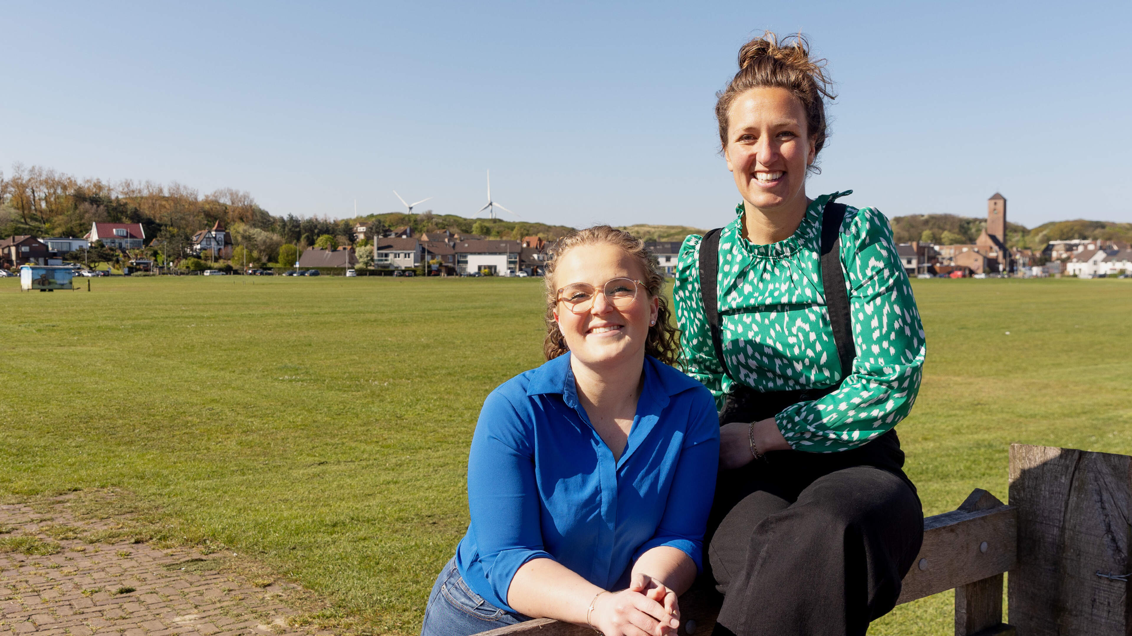 A climbing wall on the Dorpsweide? Vera (26) and Emma (34) are transforming Wijk aan Zee into a Sports Village