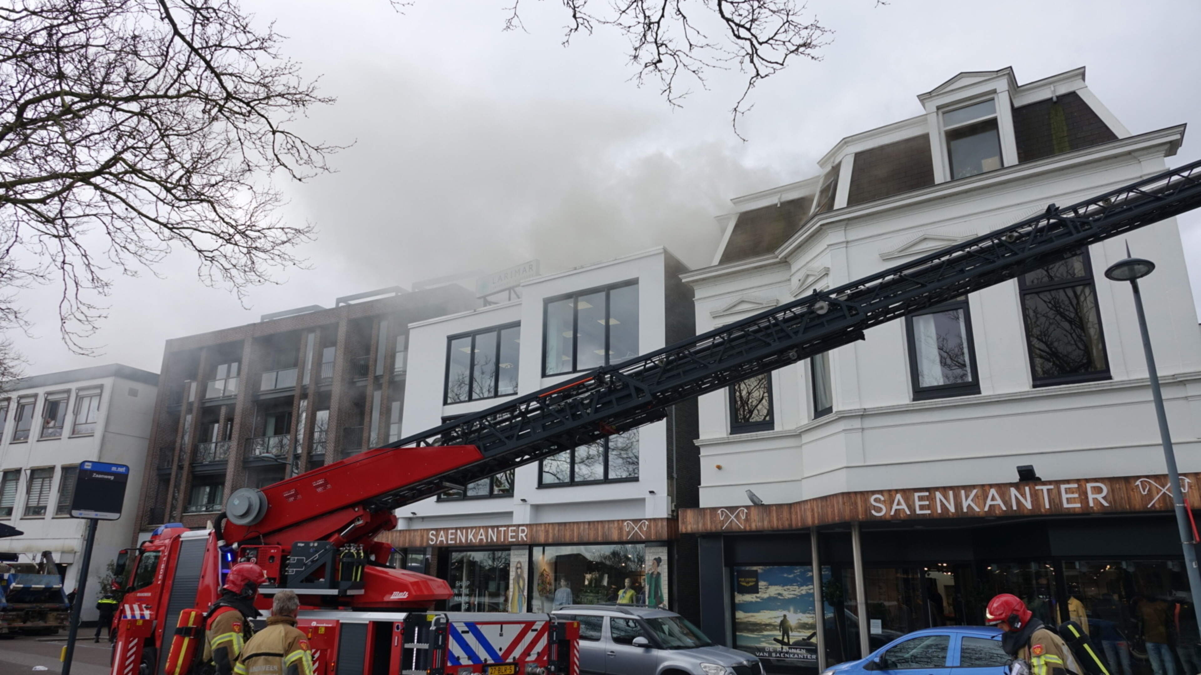 Veel rook bij brand op dak van bedrijfspand in Wormerveer [update]
