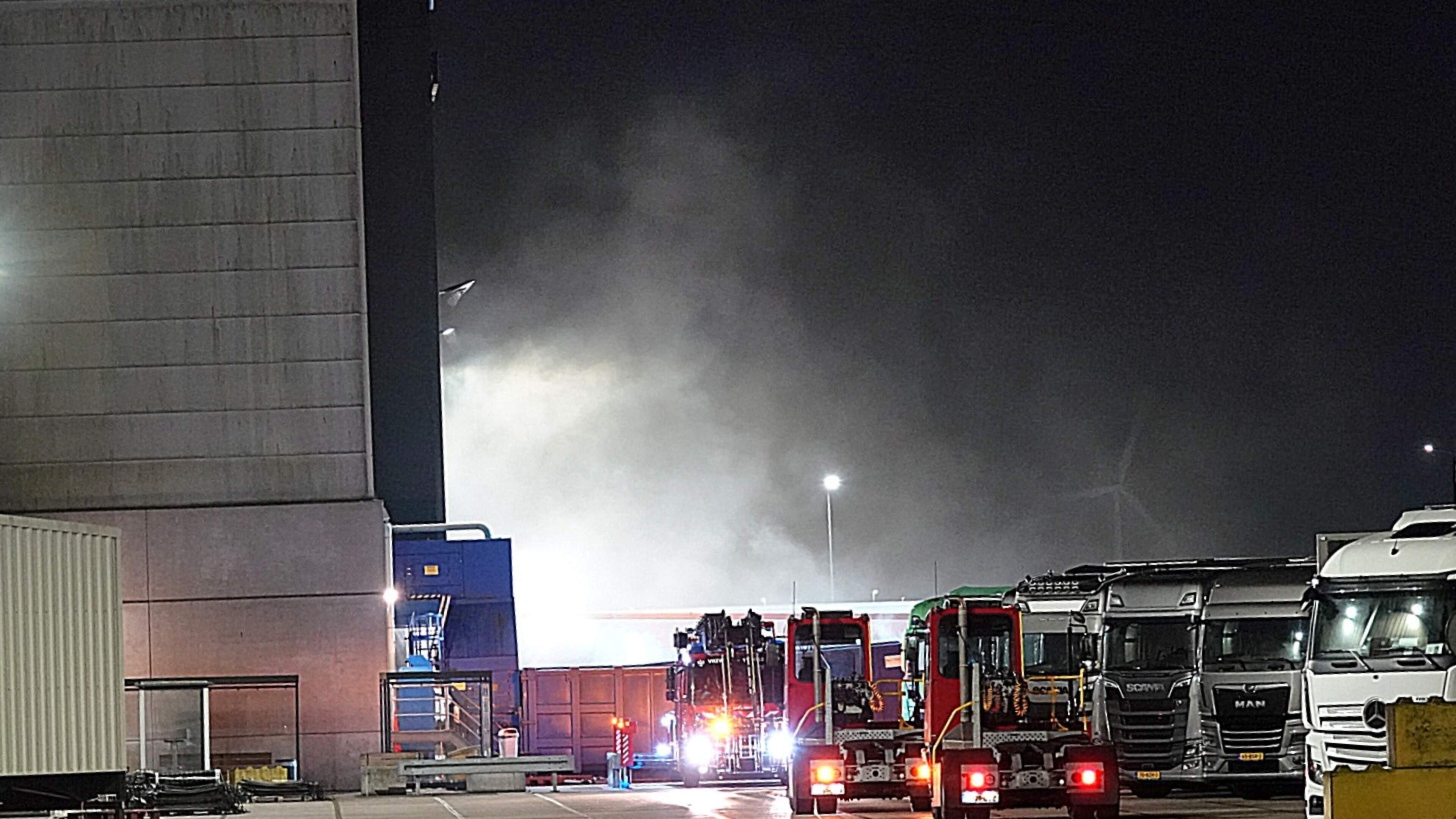 112-nieuws: Brand in kartonpers bij distributiecentrum Albert Heijn in Zaandam, Scooterrijdster hard
