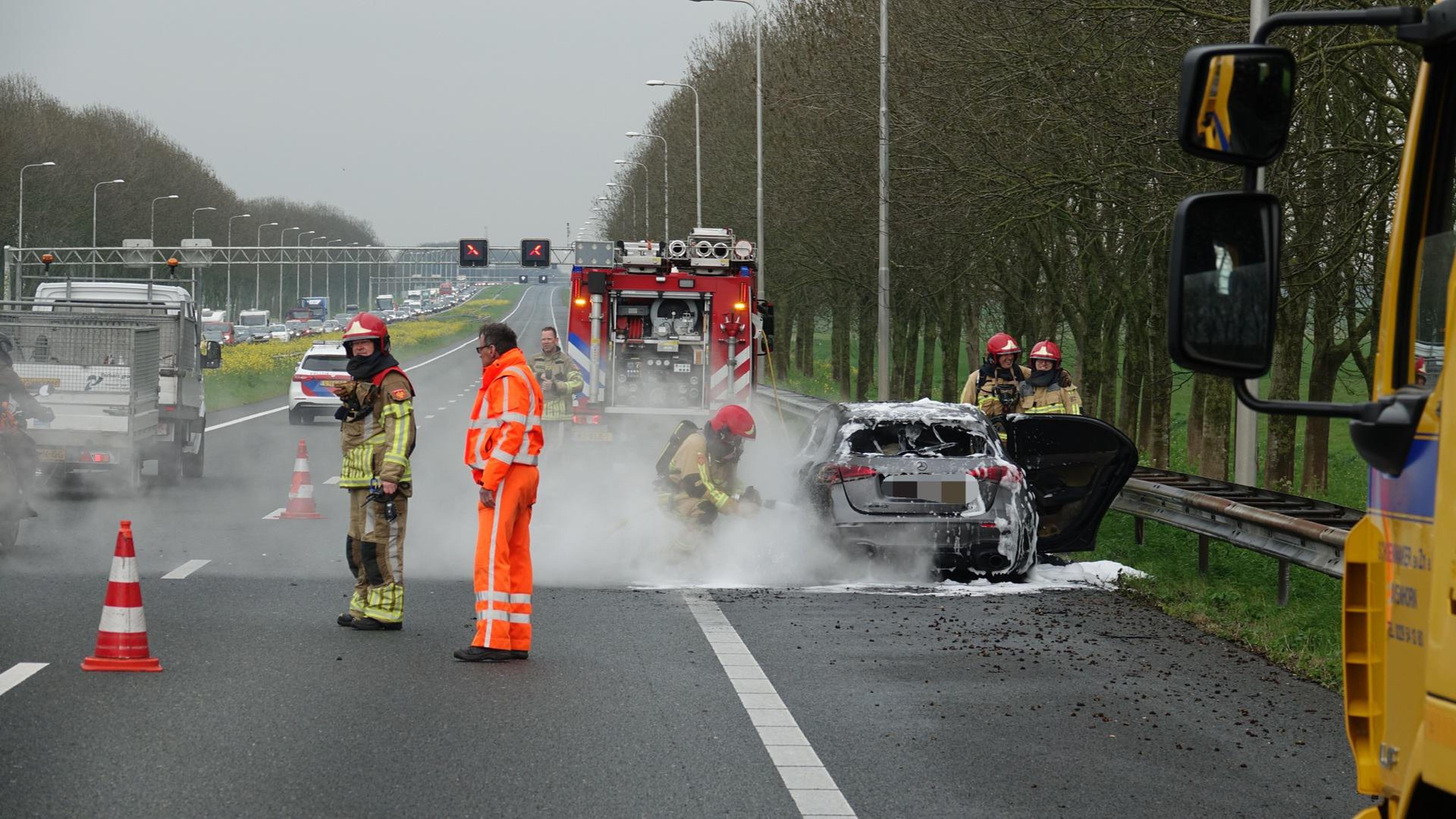 Auto vliegt in brand op A7 ter hoogte van Noordbeemster, weg weer vrij |  Noordhollands Dagblad