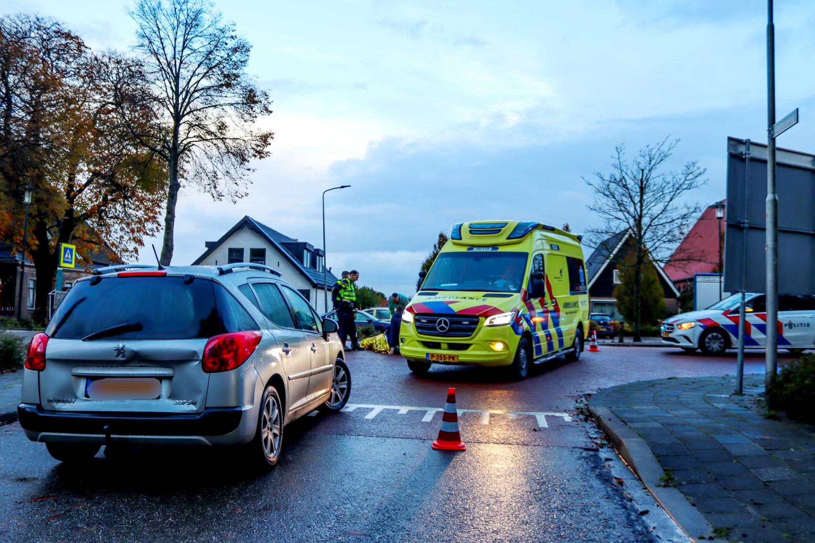 Fietsster geschept door auto in Zwaagdijk-Oost, gewond naar ziekenhuis