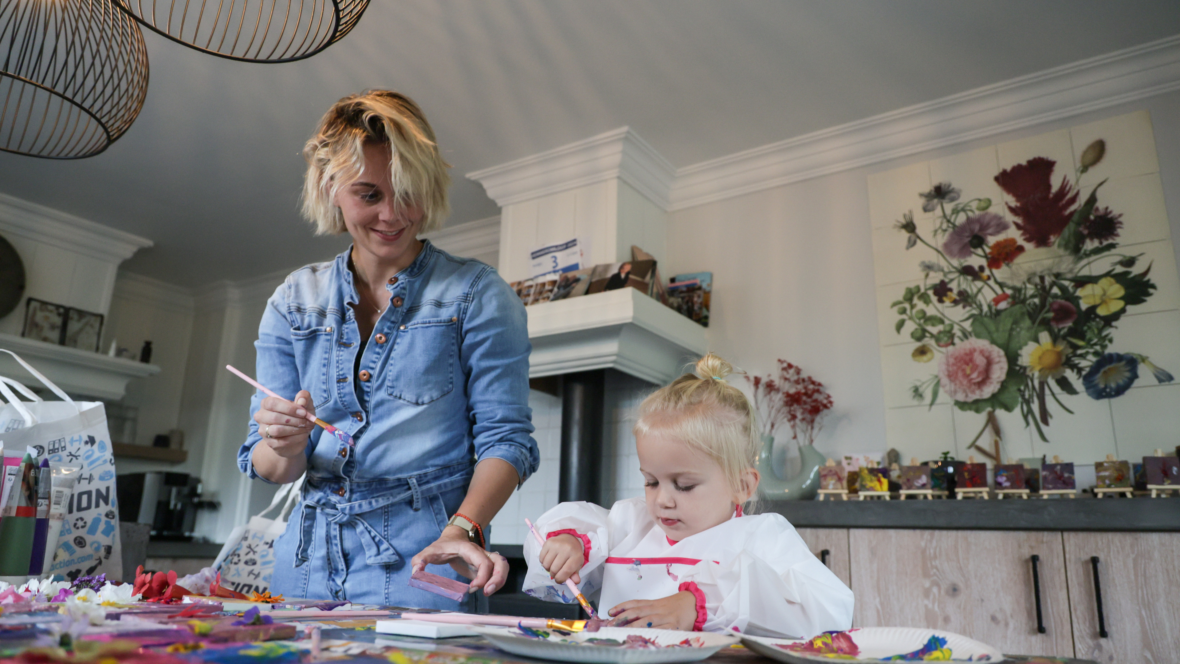 Jet (3) uit Hoogkarspel verkoopt haar schilderijtjes om kinderen met kanker te helpen