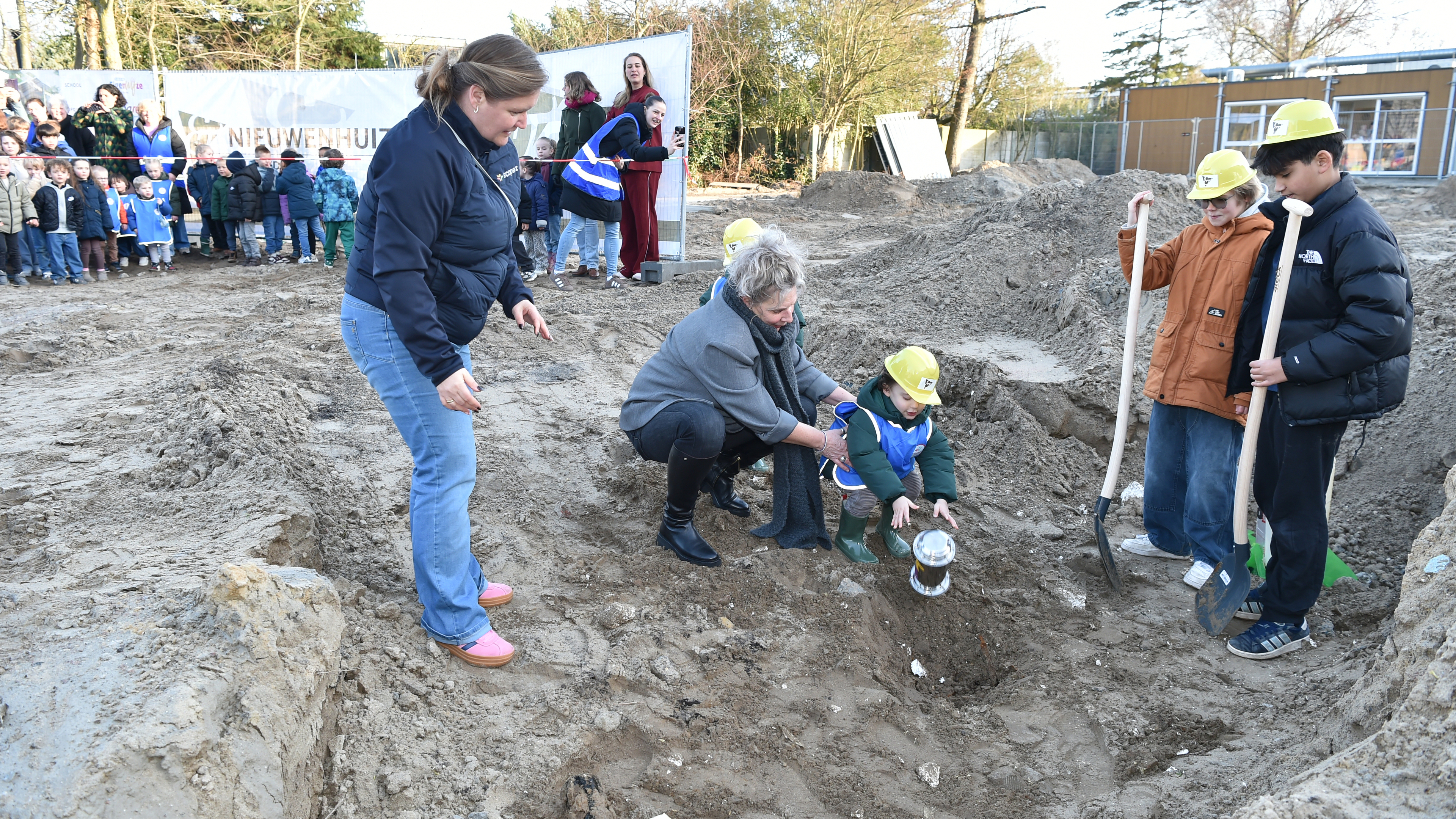 With the time capsule buried, the renovation of Eigenwijze can truly begin: ‘It will soon be your school!’