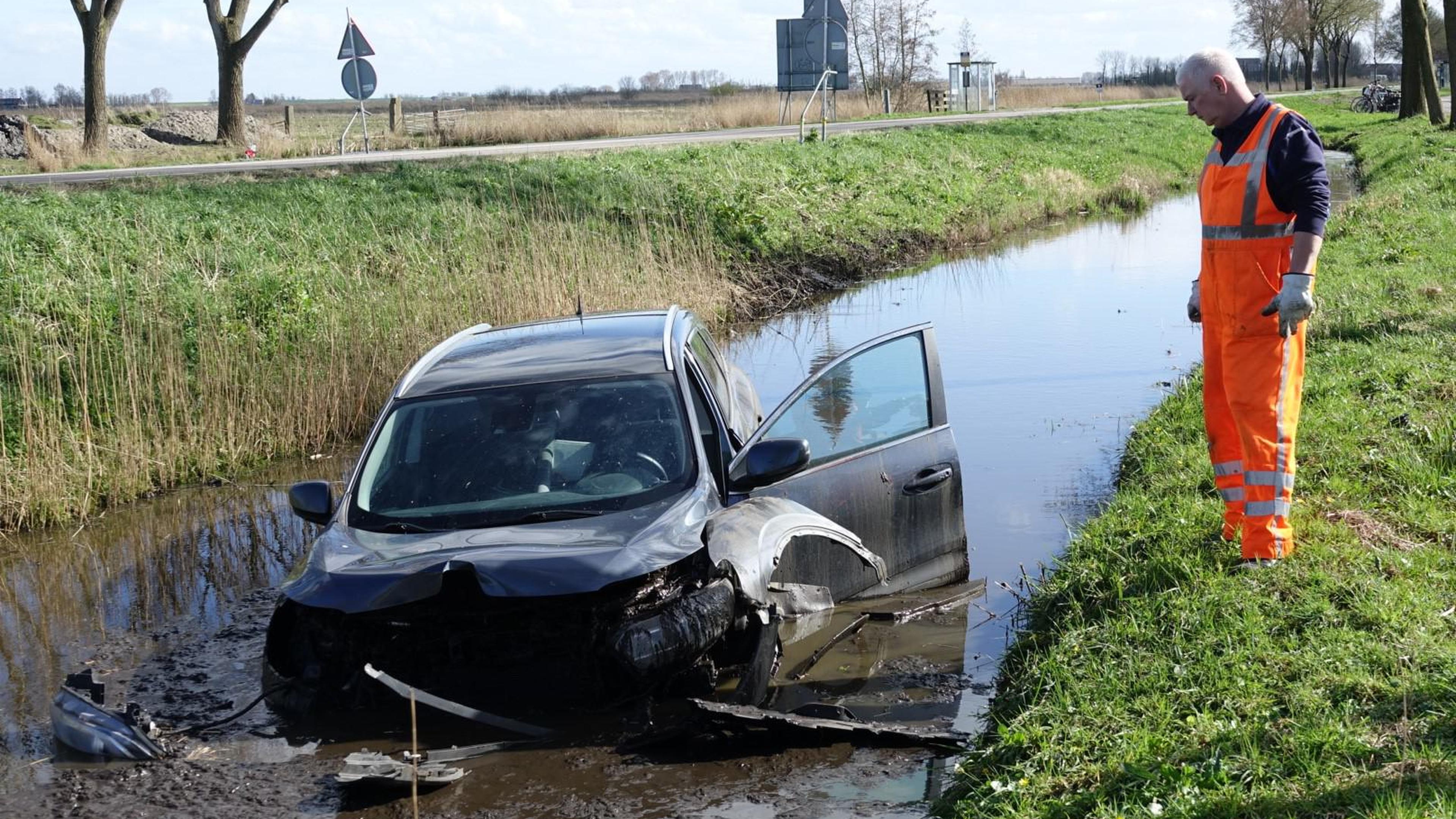 Auto te water in Middelie: bestuurder gewond naar het ziekenhuis |  Noordhollands Dagblad