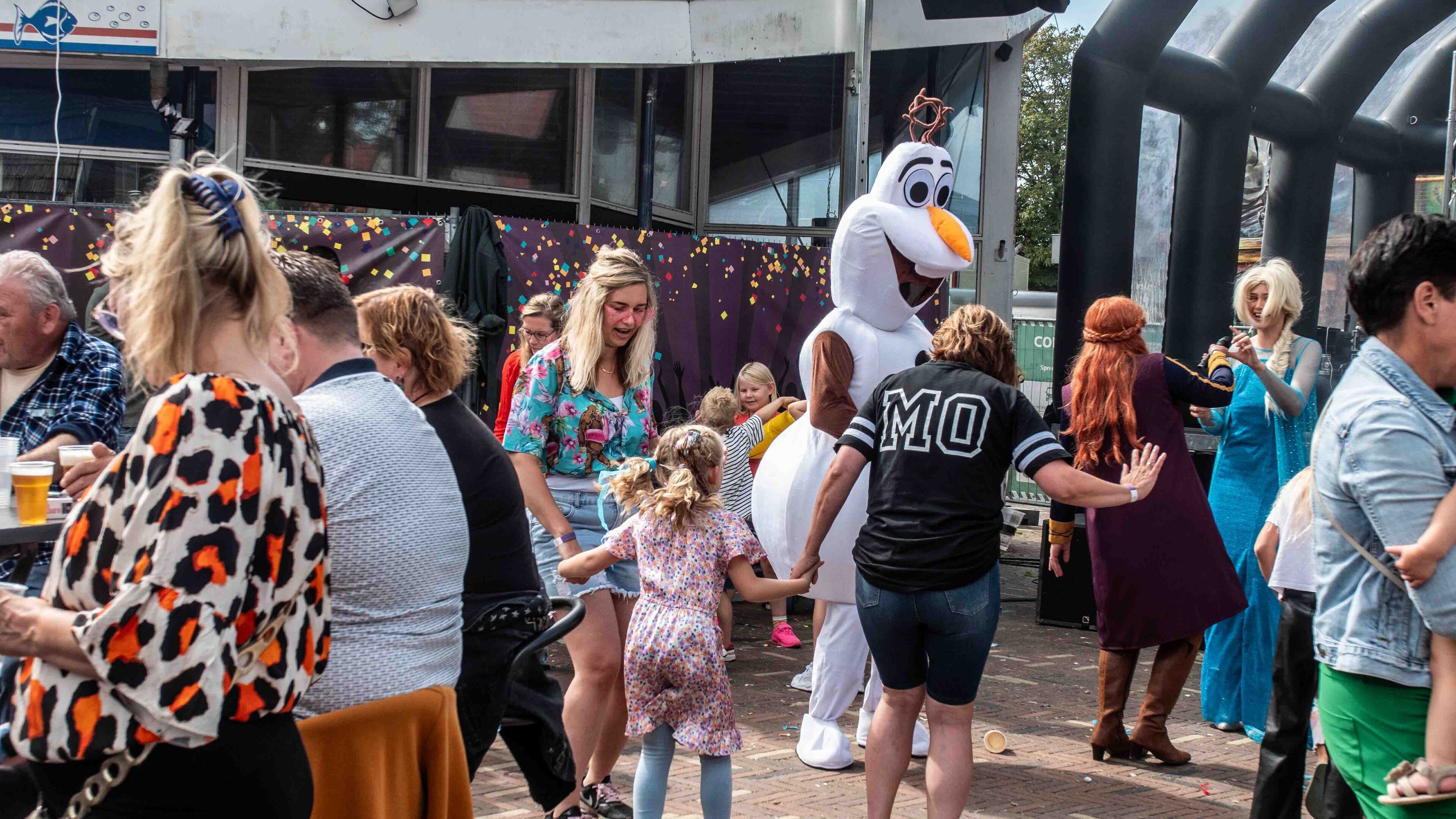 Kermisgangers luiden laatste dag kermis Julianadorp in met bier en ontbijt