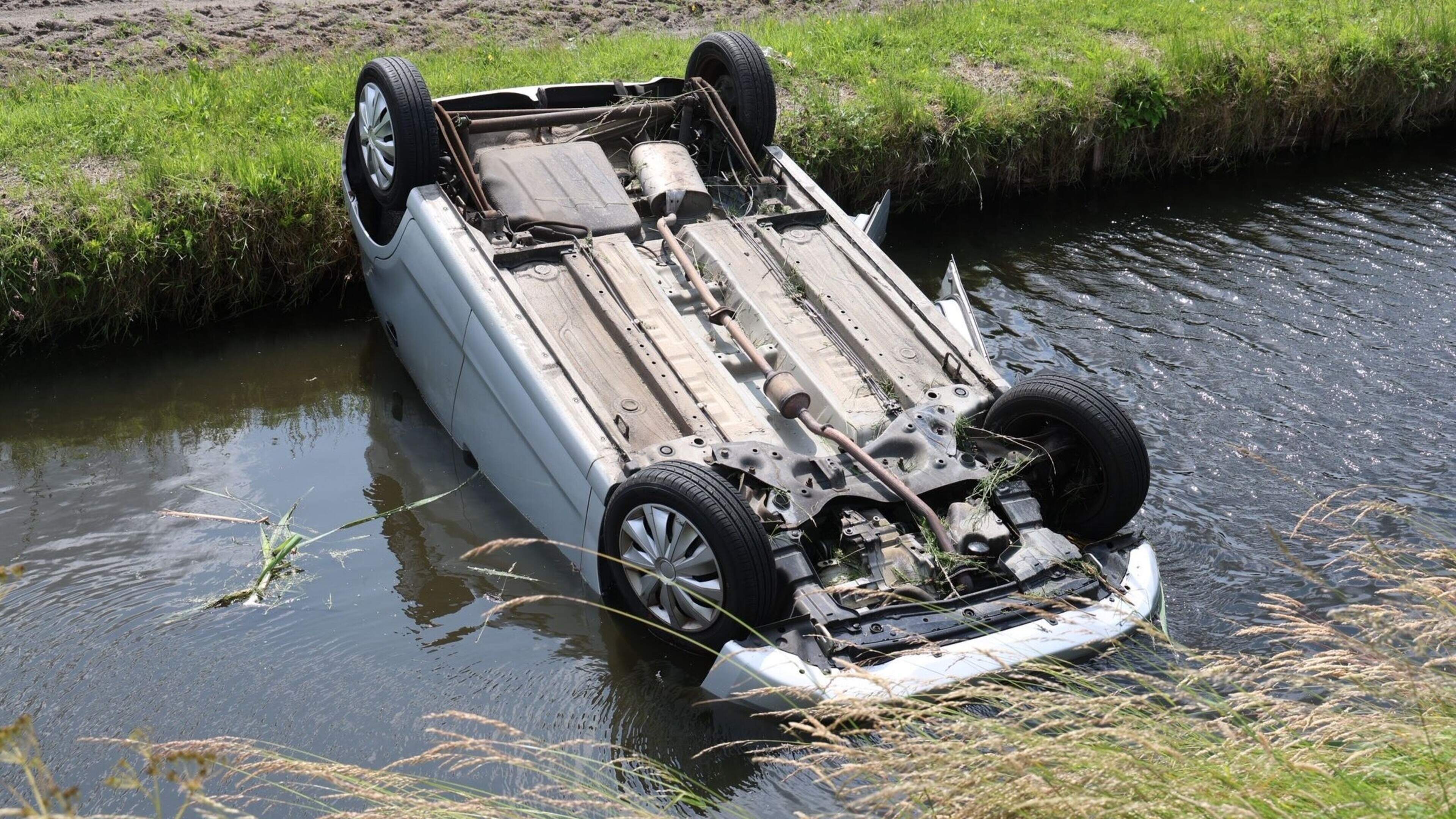 Auto belandt op de kop in sloot Cruquius, twee personen naar ziekenhuis
