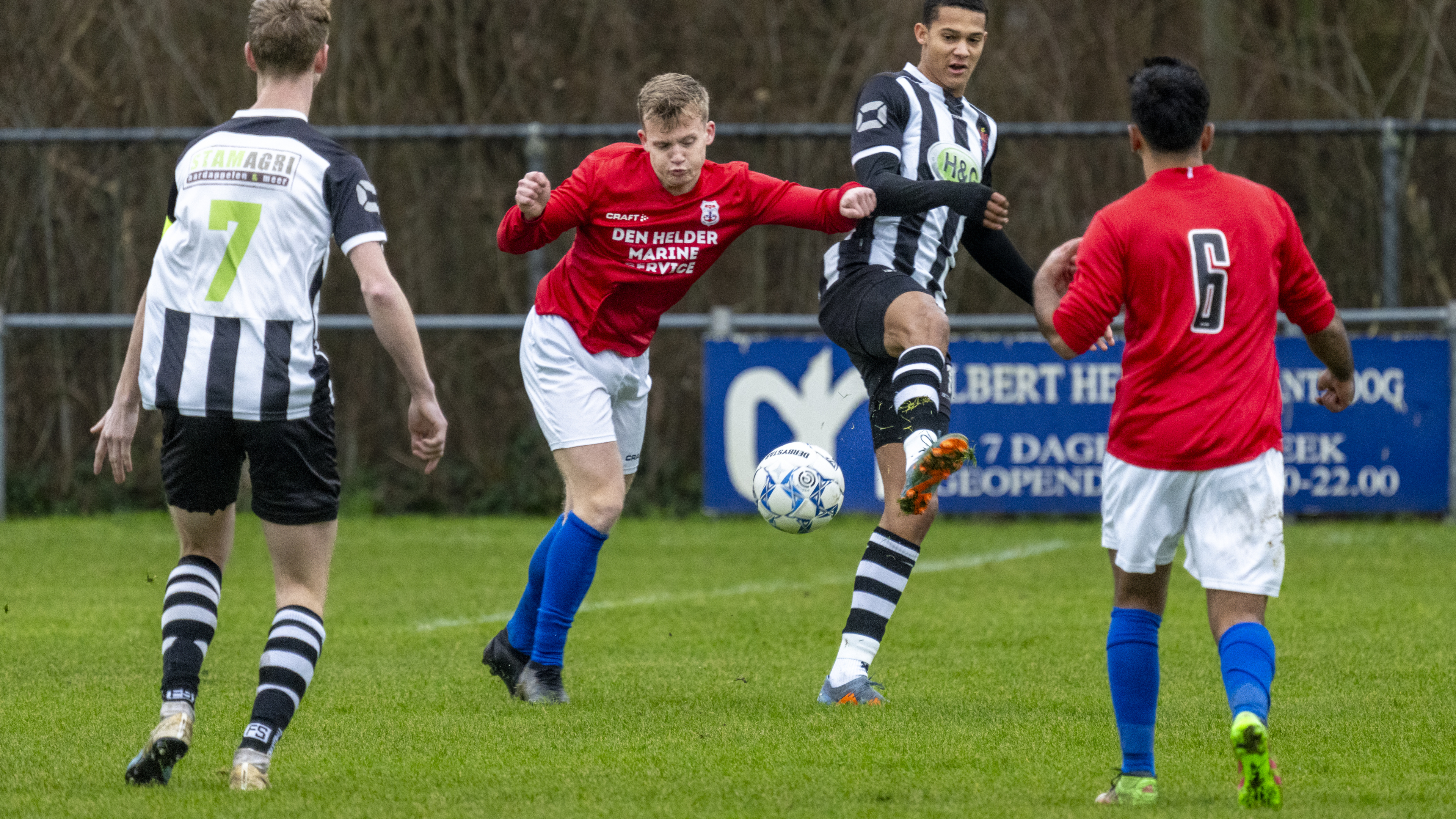 Callantsoog heeft niets met reputaties. De koploper van de vijfde klasse maakt er acht tegen Zeemach