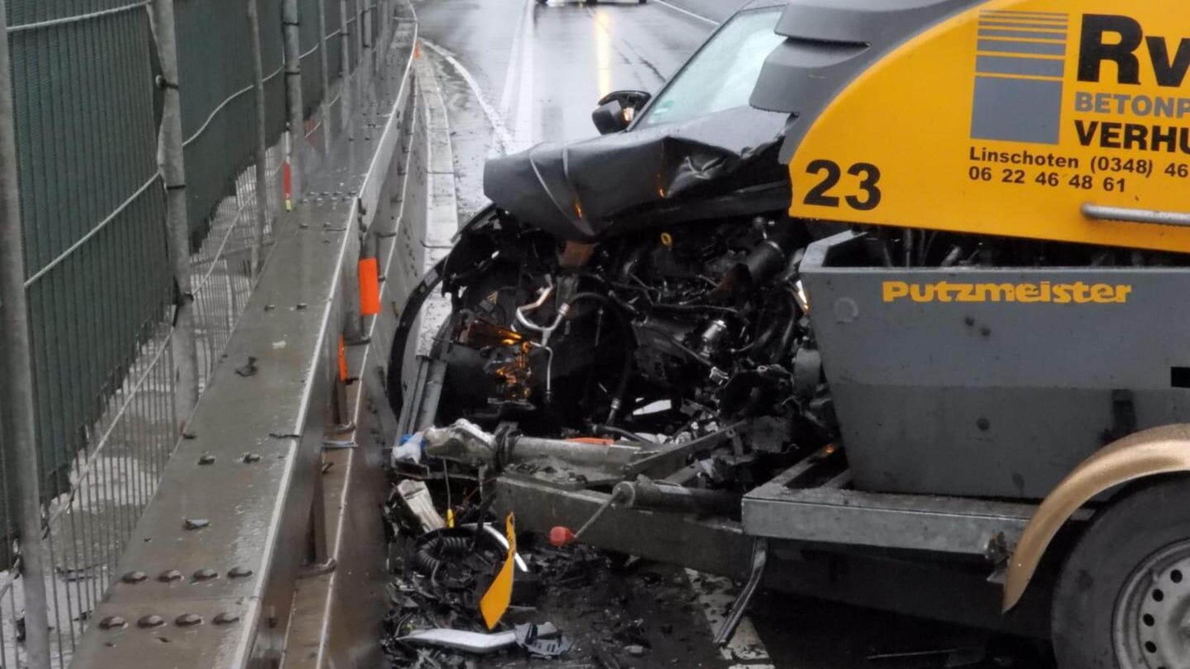 112 nieuws: betonpomp schiet van trekhaak in Monnickendam, achtergelaten fiets leidt tot flinke inze
