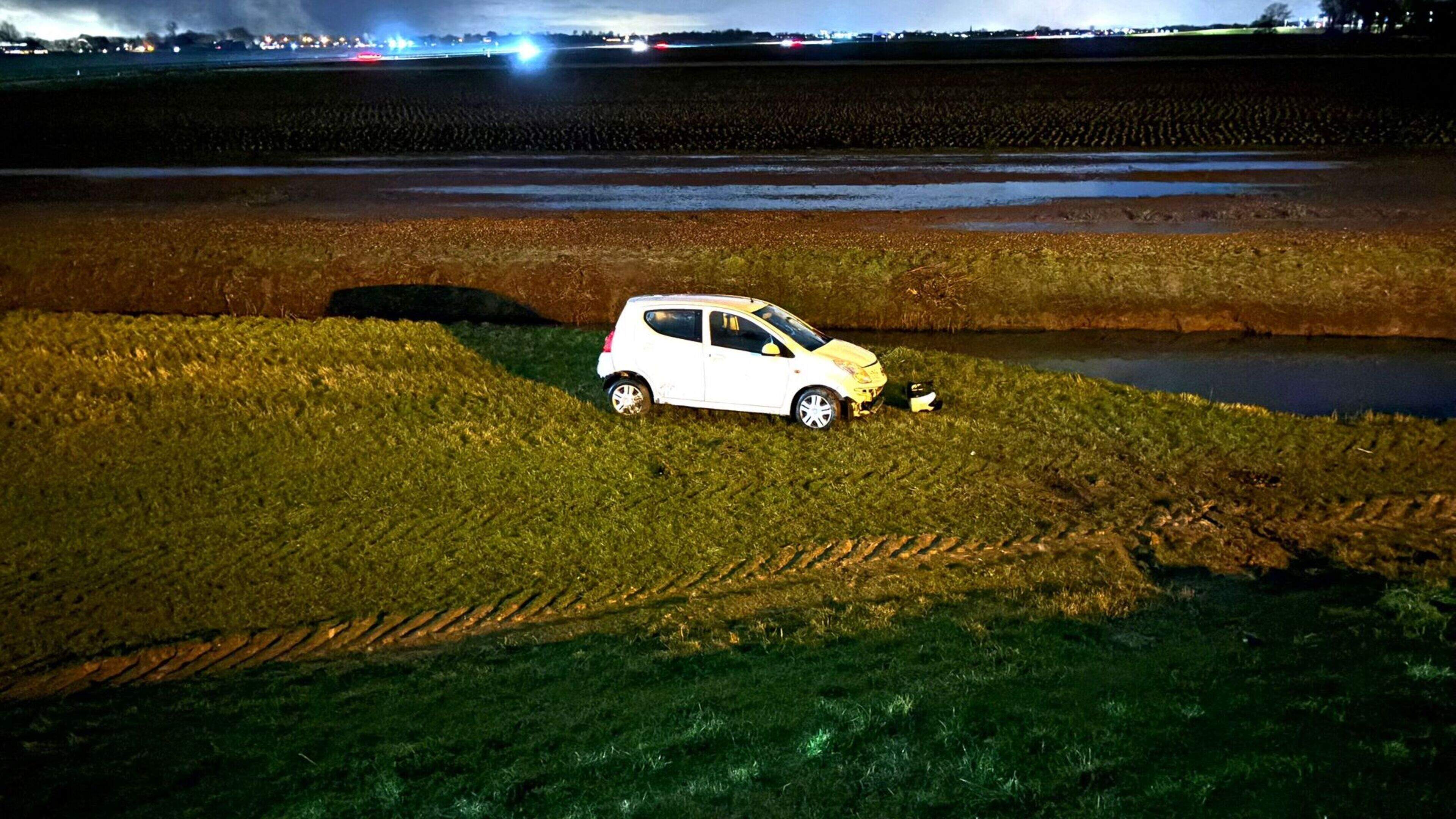 Automobilist raakt in de slip, ramt een boom en eindigt beneden bij viaduct in Hem