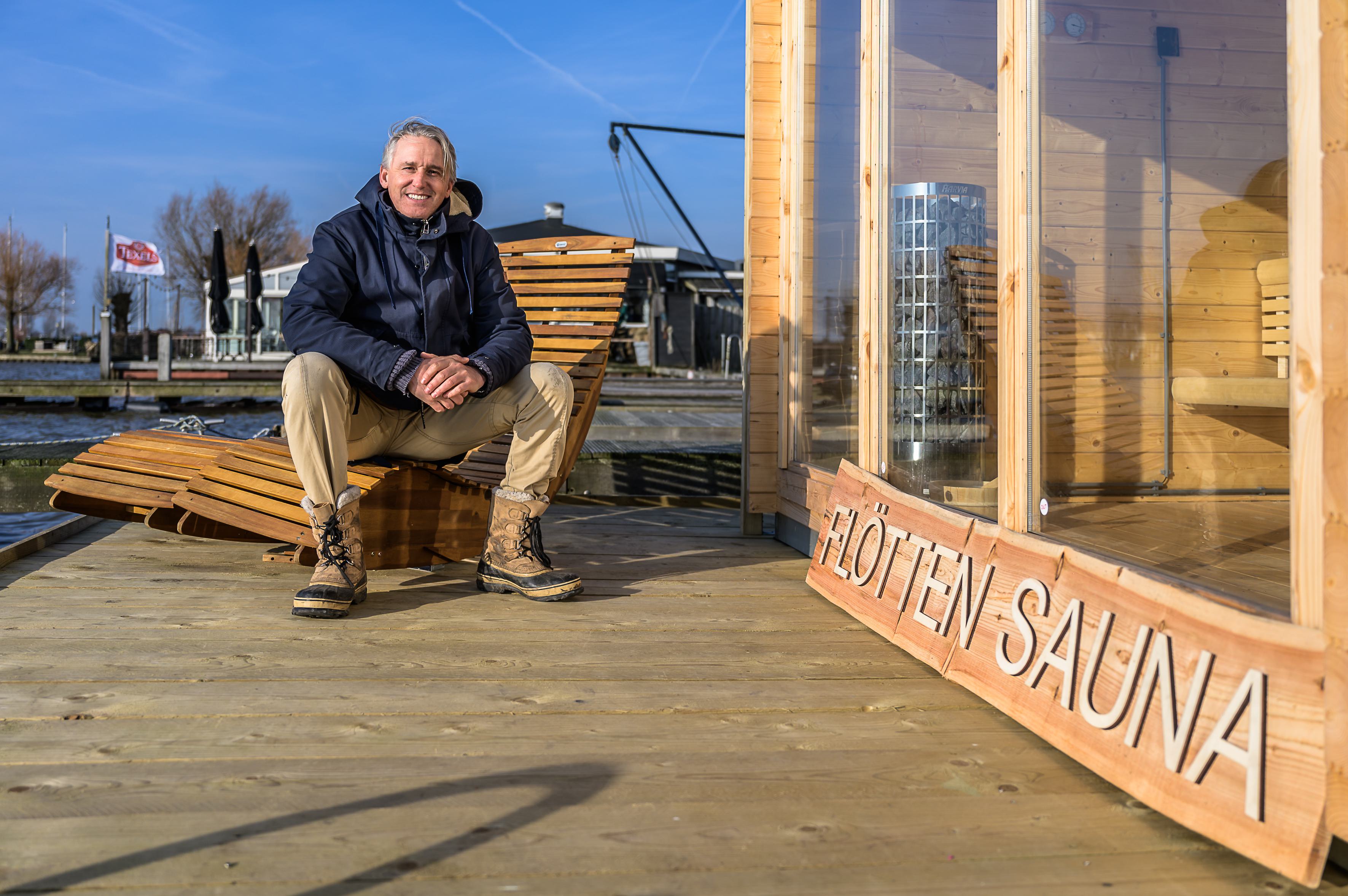 Na het zweten afkoelen in de Gouwzee. In de jachthaven van Katwoude ligt een sauna op een vlot: ’Hee