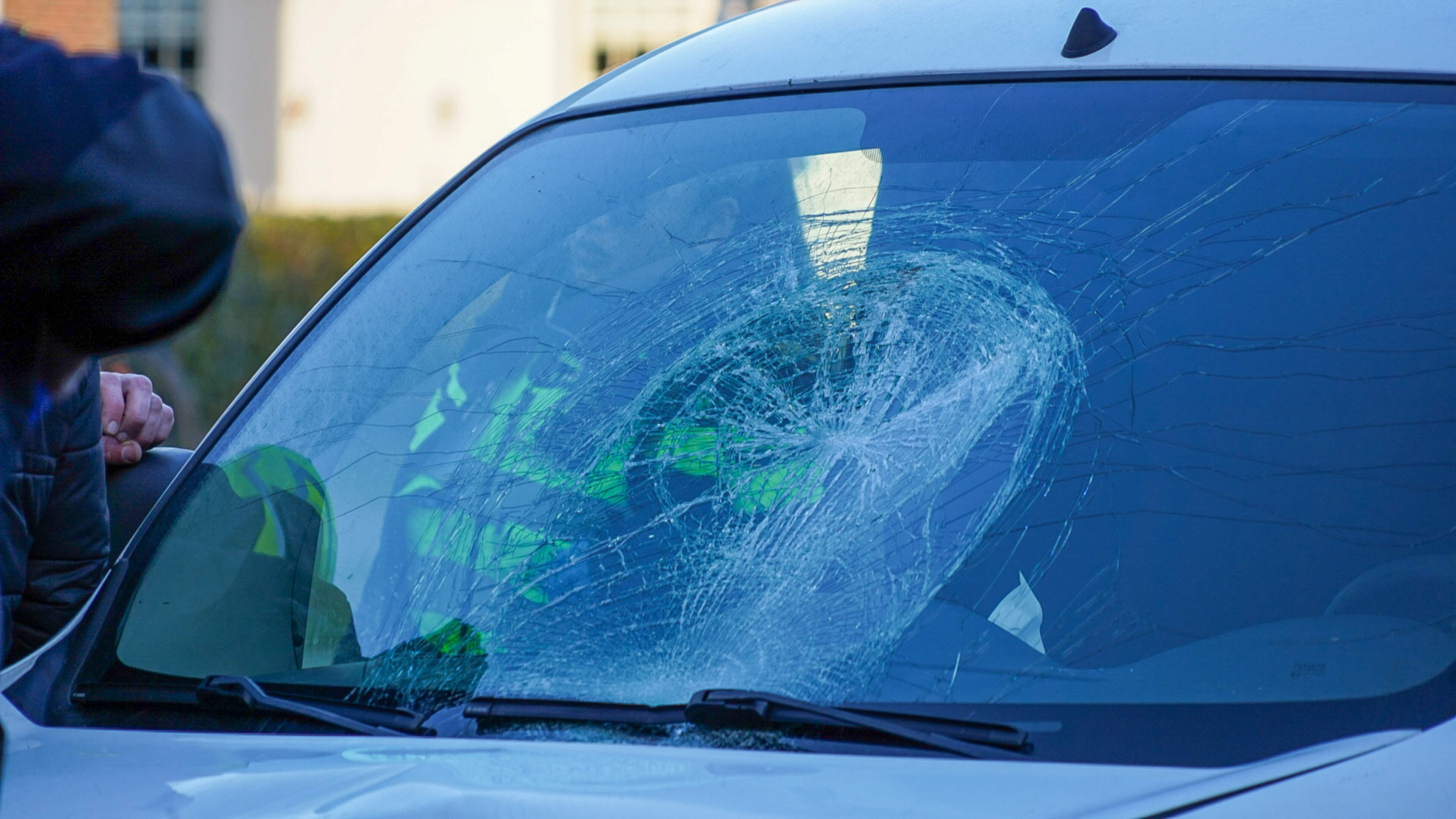 Fietser wordt op rotonde geschept door bestelbus in Wognum