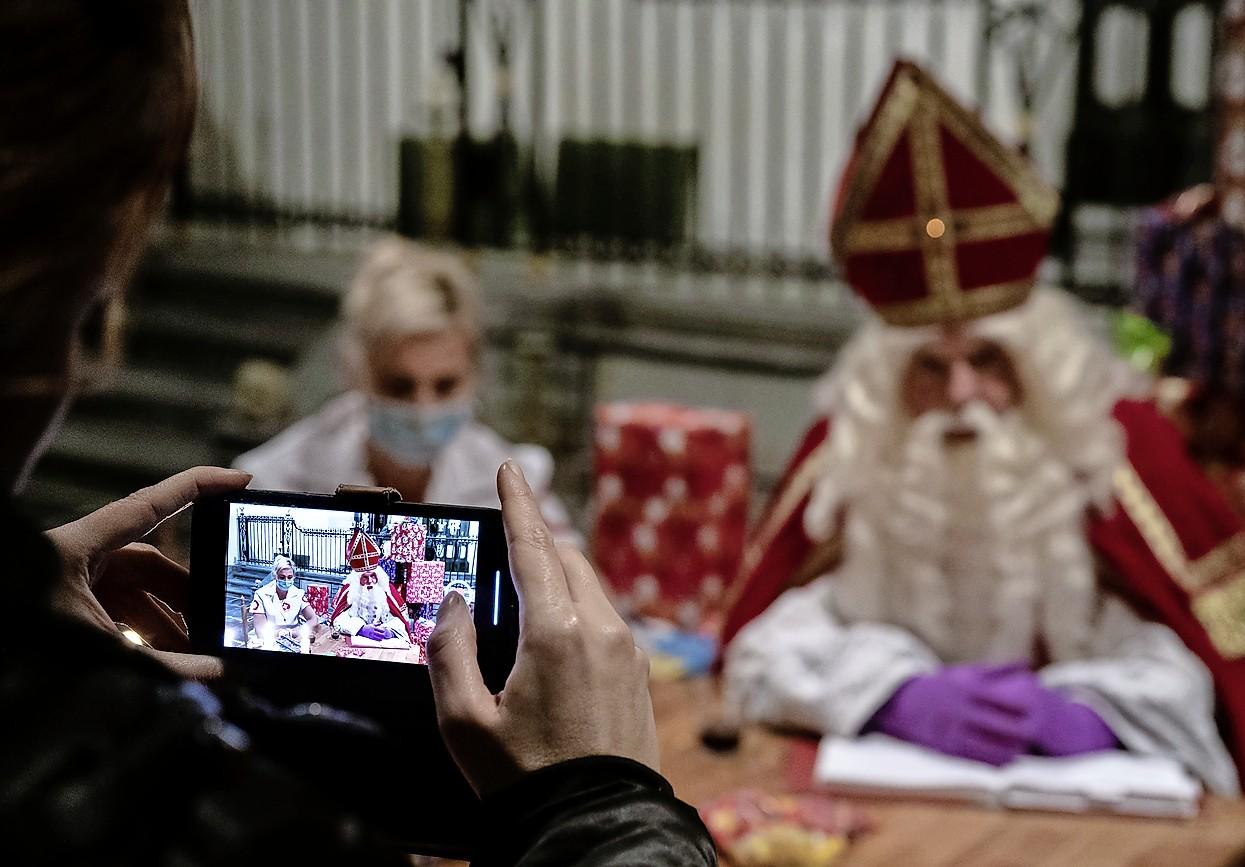 Sinterklaas gefilmd in Oosthuizen: ’Ik mis de kinderen heel erg’; goedheiligman overnacht in Grote K
