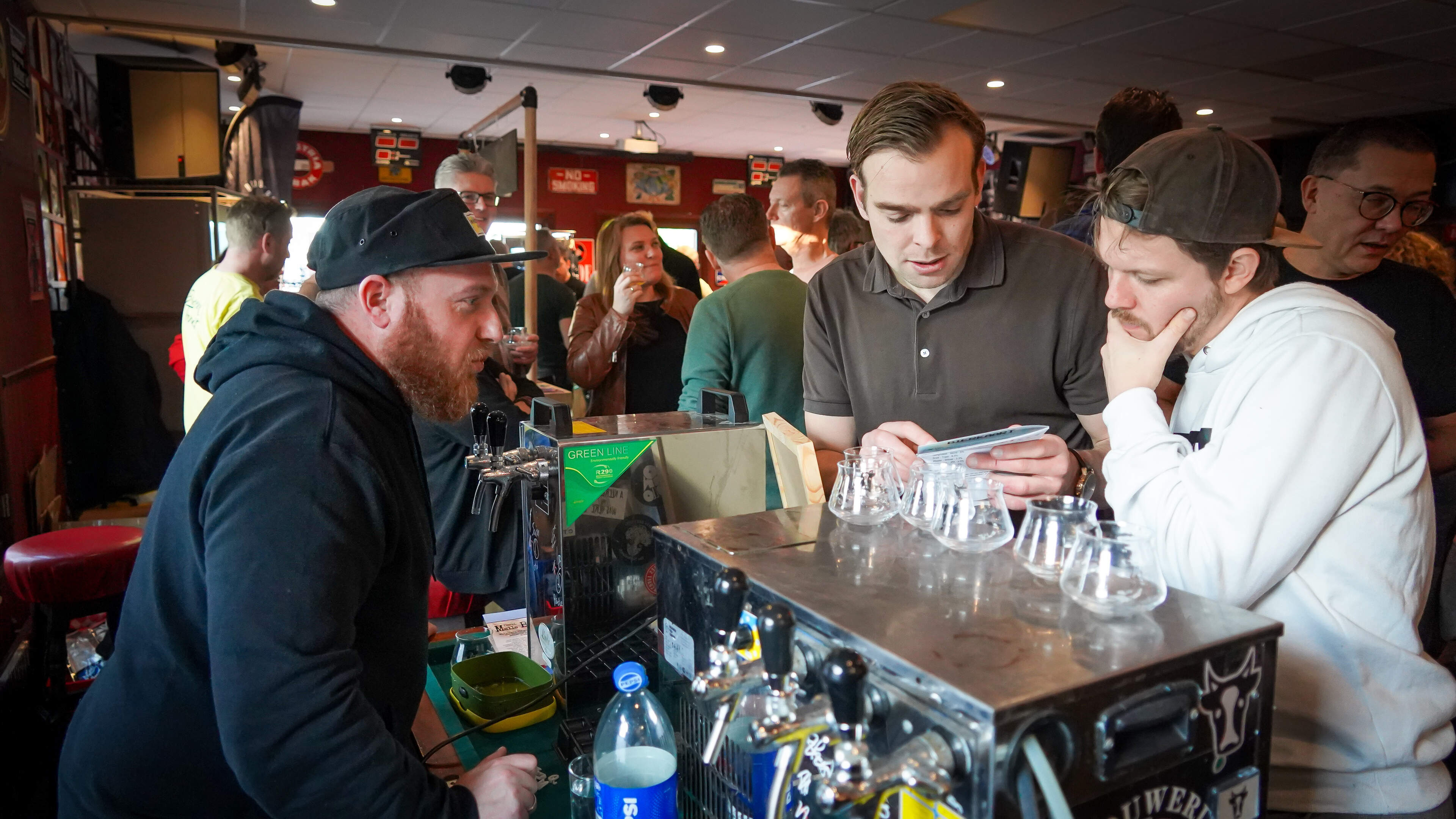 Vijfde Westfries Bierfestival vult De Schalm van begin tot eind: Gelijkgestemden en gezelschapsdiere