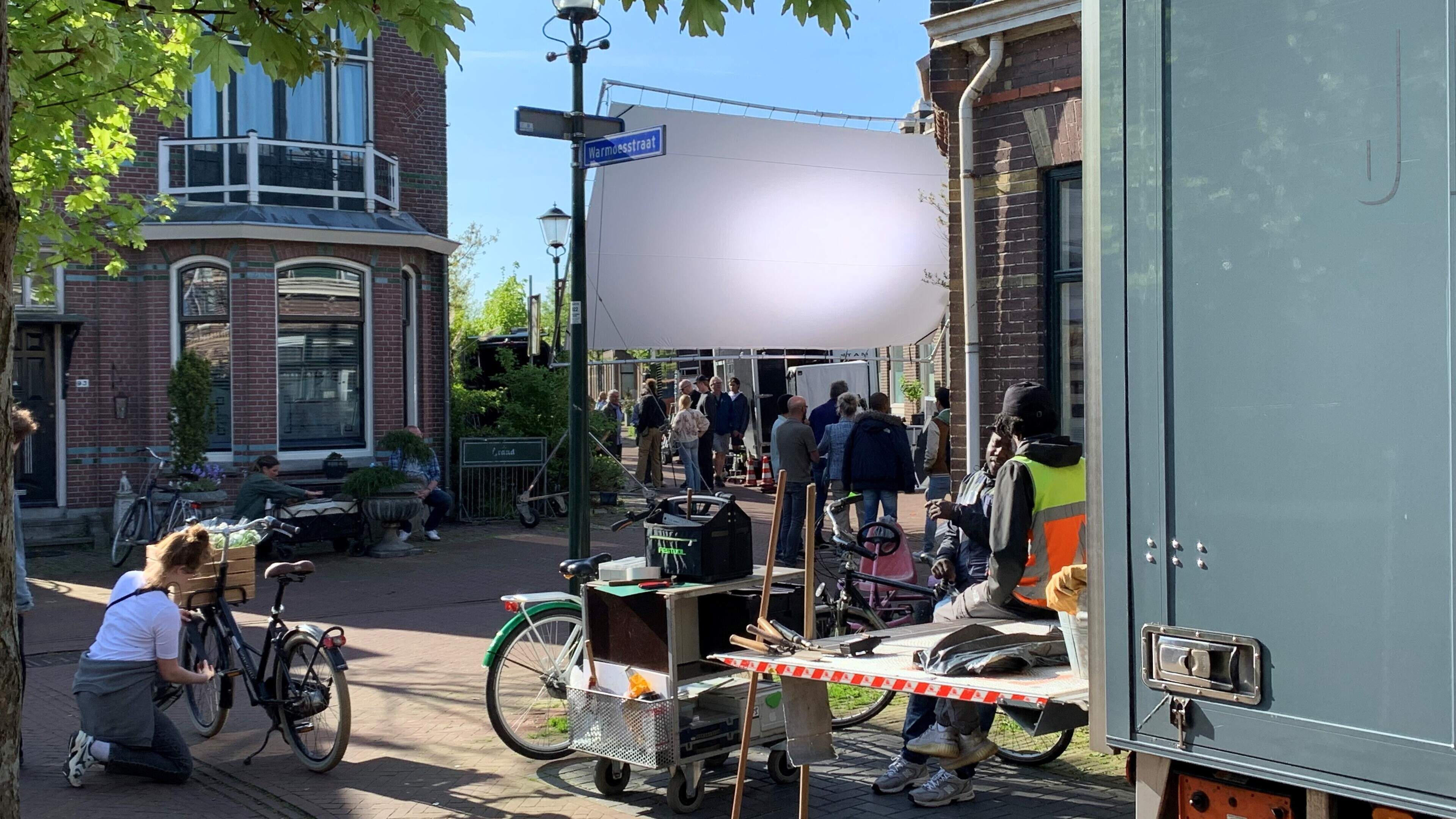Opnieuw filmopnames in Wormerveer: Warmoesstraat decor van reclame Postcode Loterij