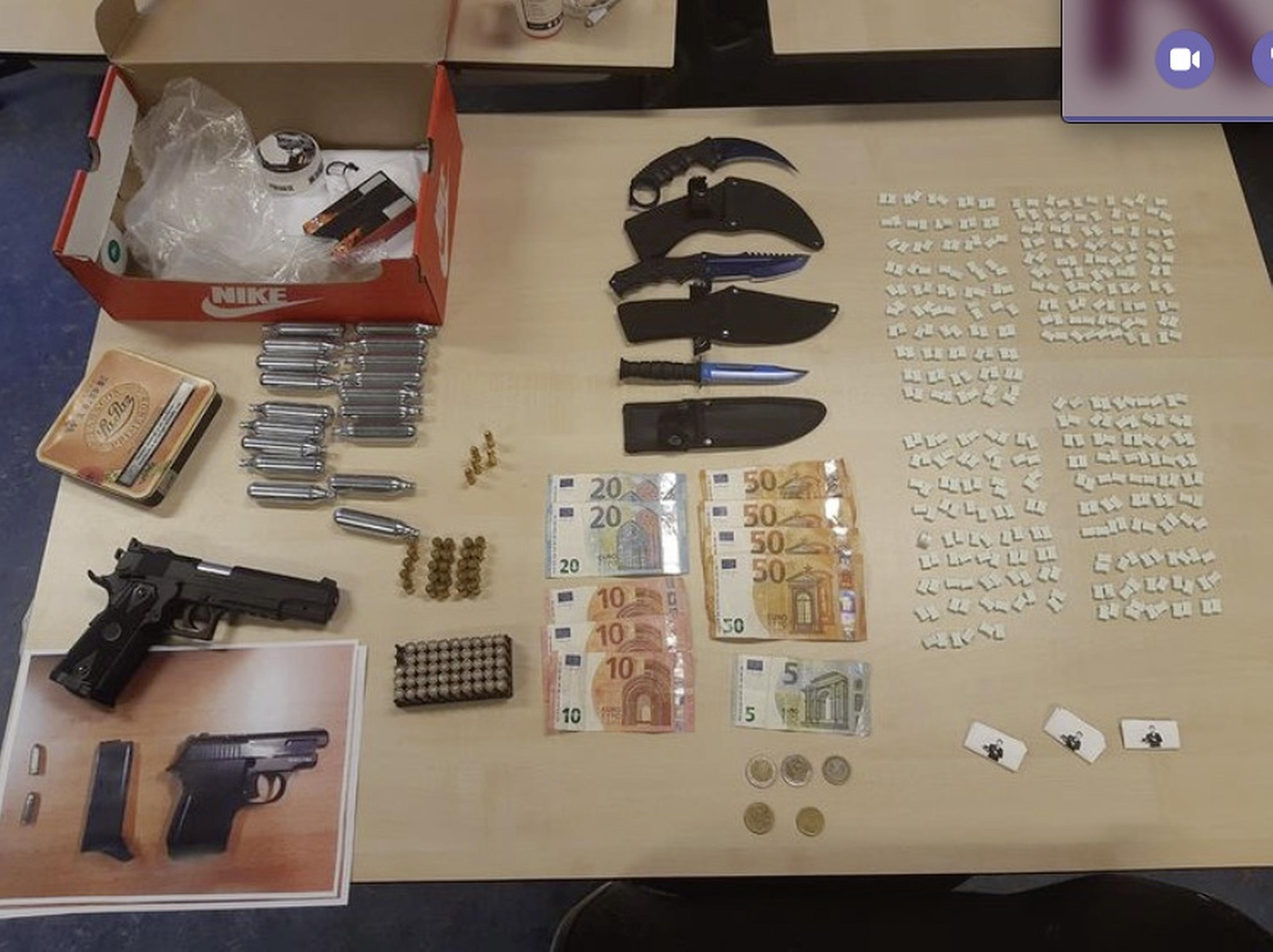 Coke, 386 pillen, messen, een pistool en ammunitie. Man (21) aangehouden in Hippolytushoef na ’behoo