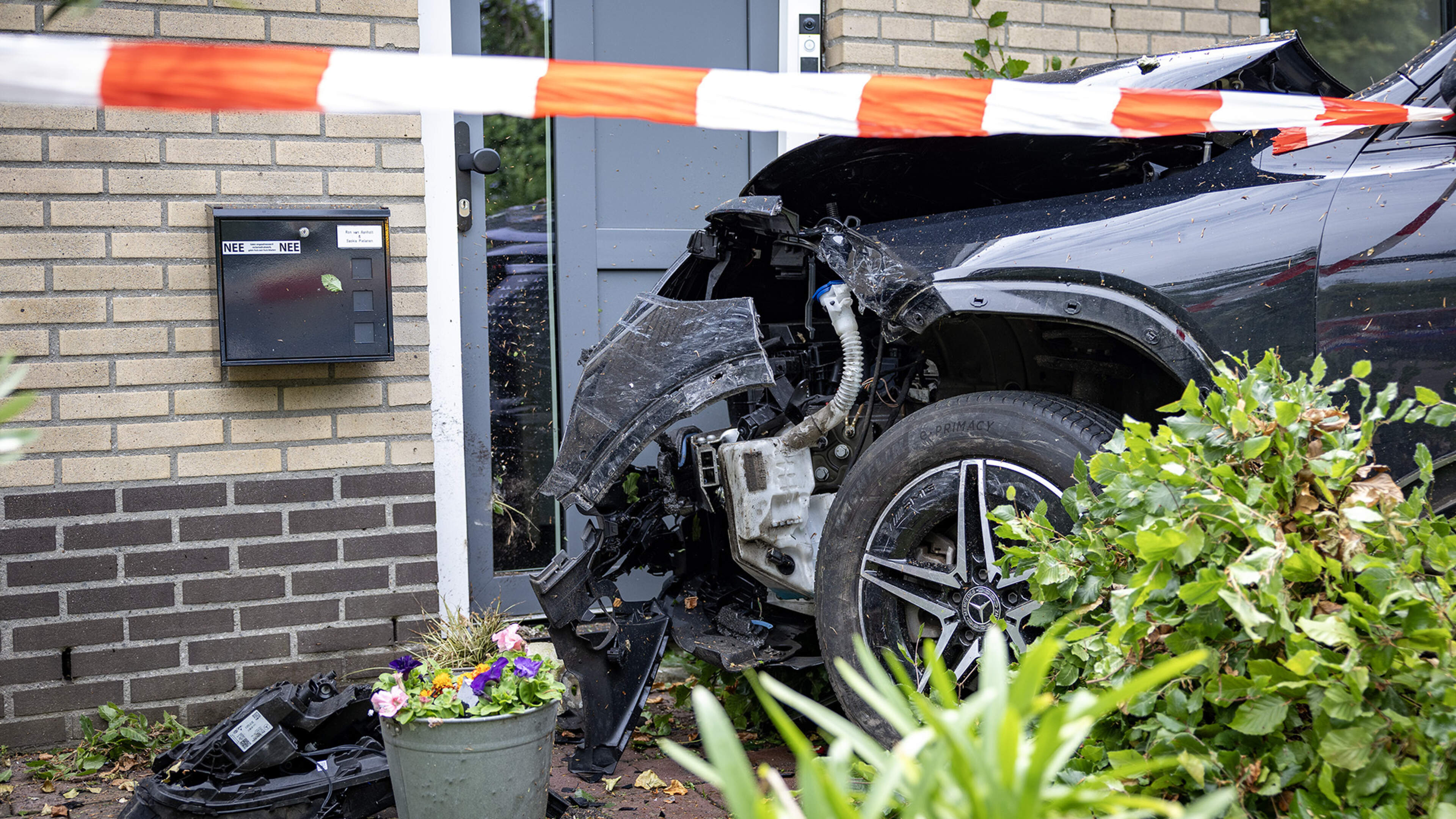 Driver hits house in Heemskerk, three vehicles damaged