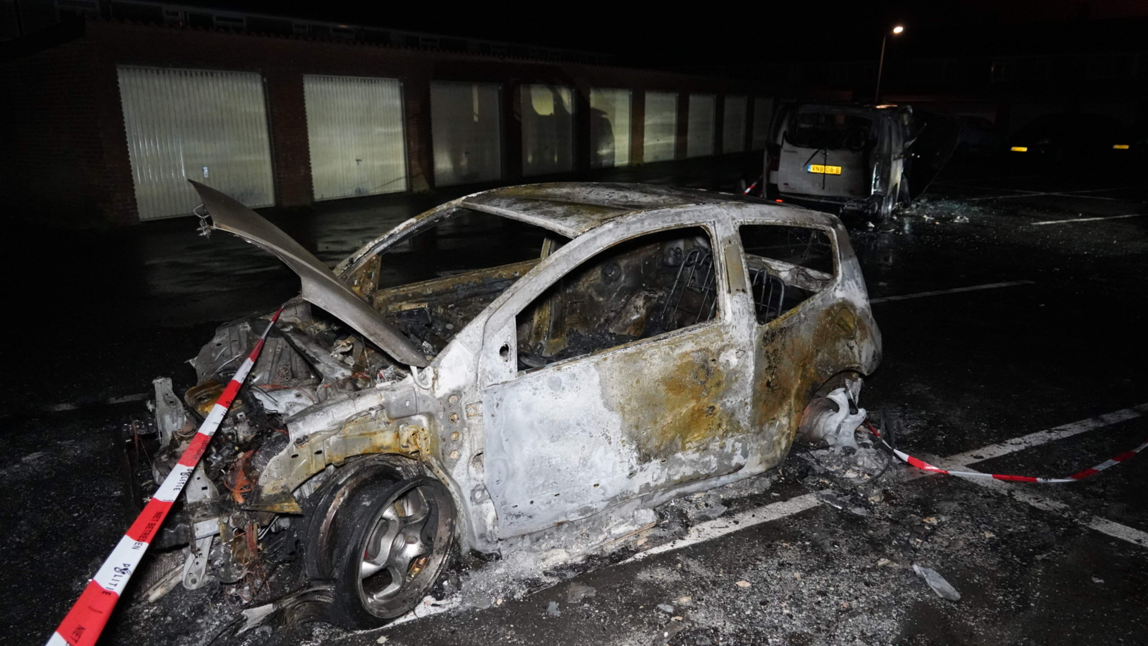 Vier voertuigen beschadigd door autobrand in Wieringerwerf, één gewonde