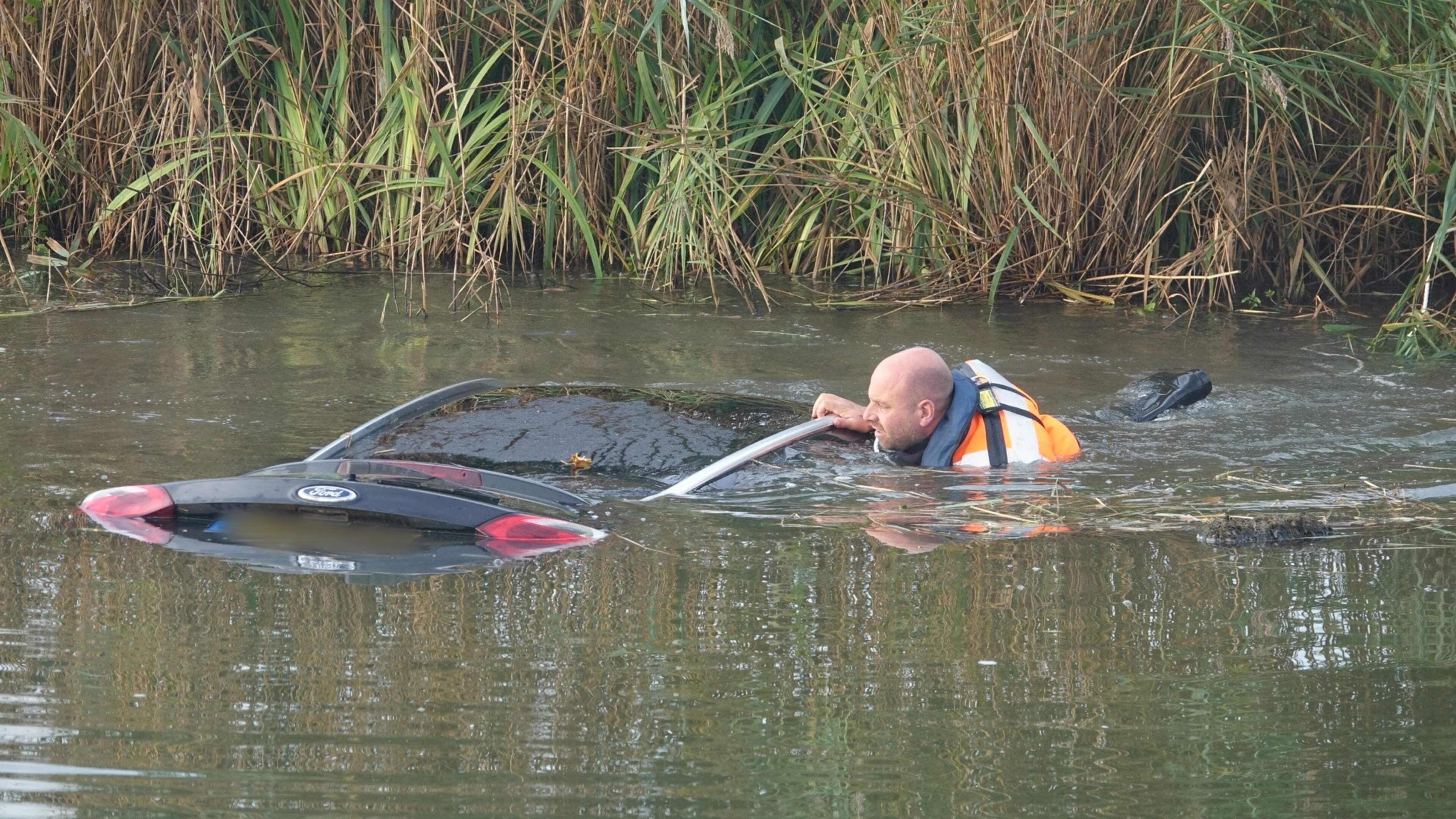 Auto te water in Ursem. Eigenaar meldt zich na wandeling [update]