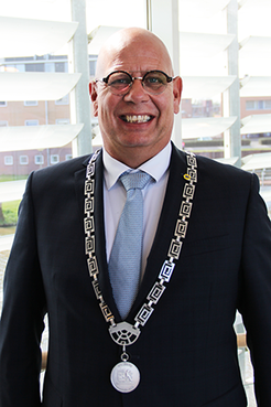 Apollo ’68 uit Hensbroek nodigt burgemeester uit in de kleine sportkantine; ’Dan kan hij zien hoe kr