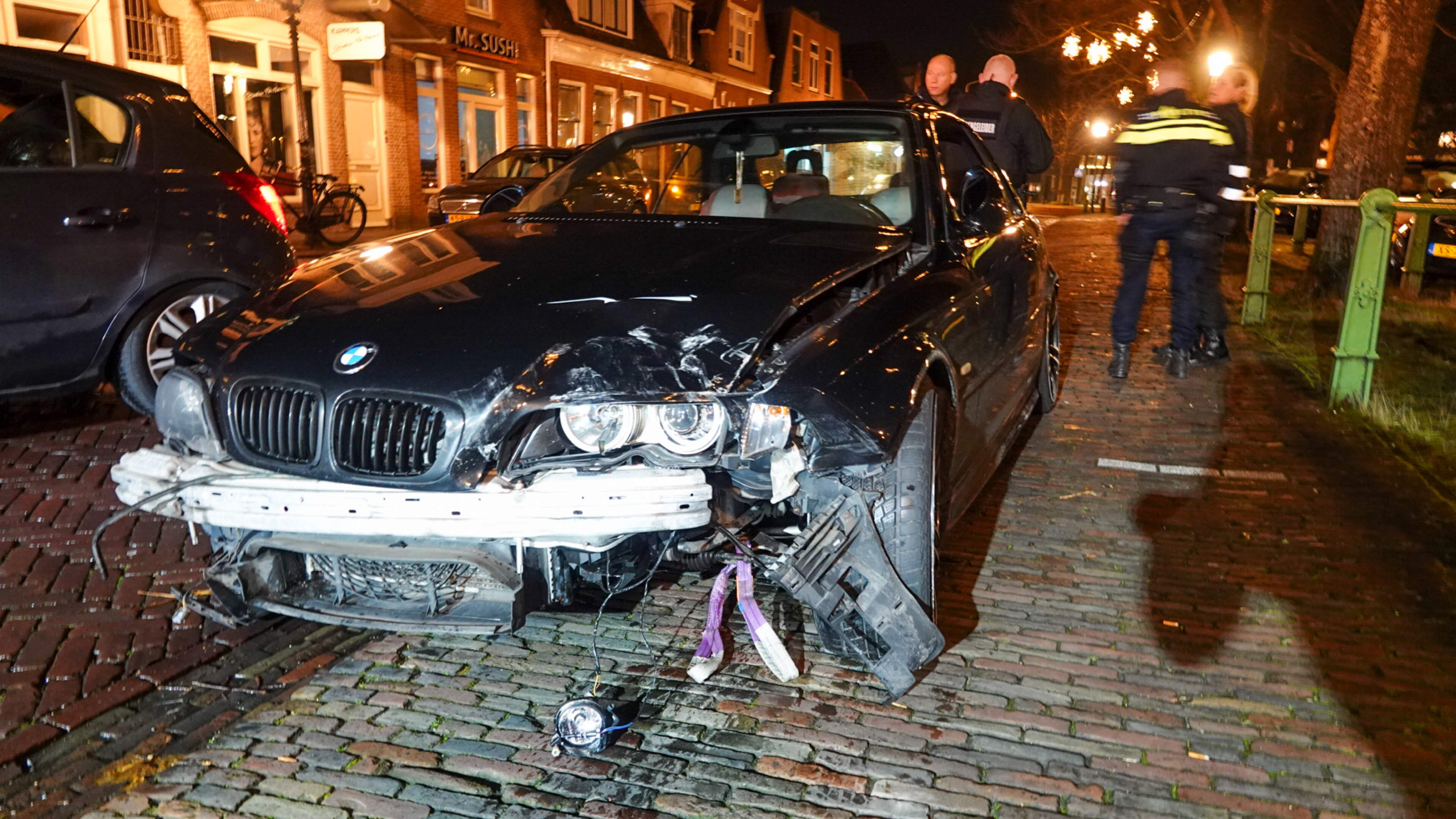 Bestuurder (20) ramt geparkeerde auto in Hoorn en gaat ervandoor