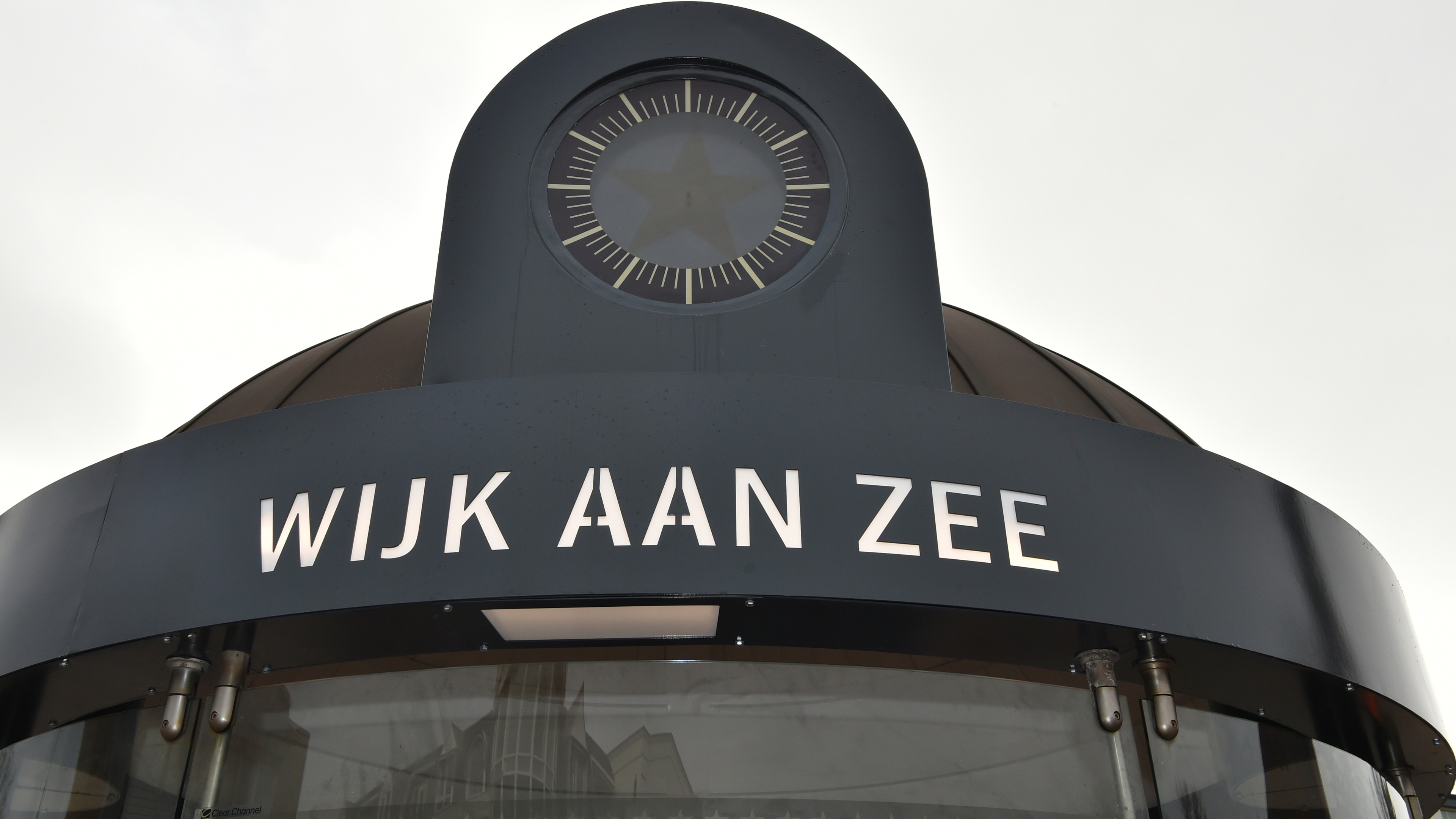 Where are the clock hands? Sterhalte in Wijk aan Zee like new again, but time is missing
