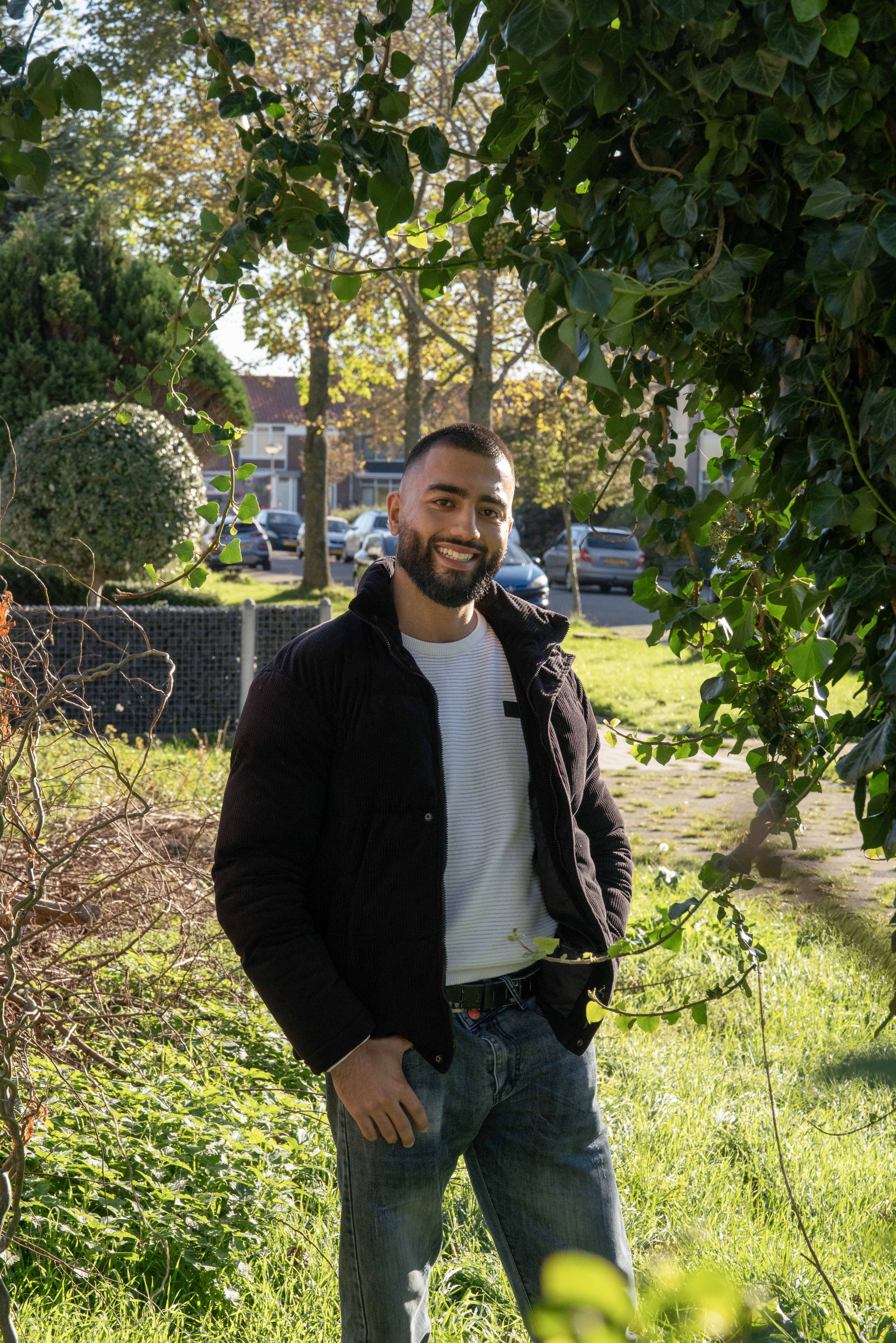 Rijschoolhouder Fardous Sayfi is gelukkig in Den Helder. ’Als ik in Schagen ben, krijg ik al heimwee