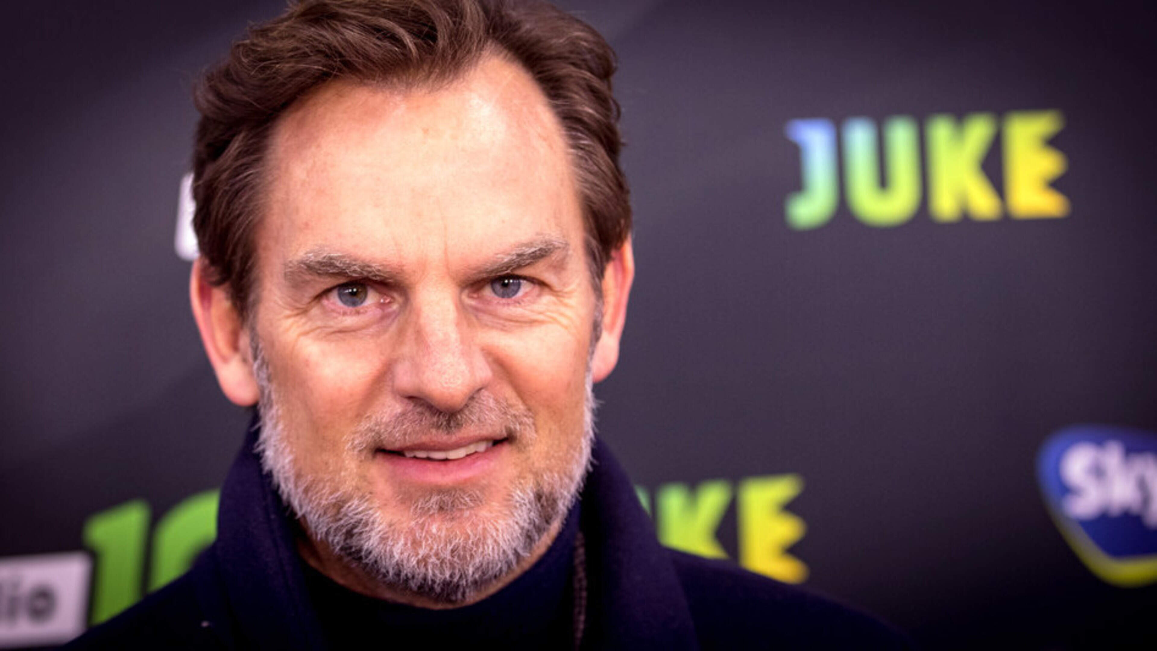 Ronald de Boer commentator bij Live in Hoorn. Dresscode: vleugje oranje