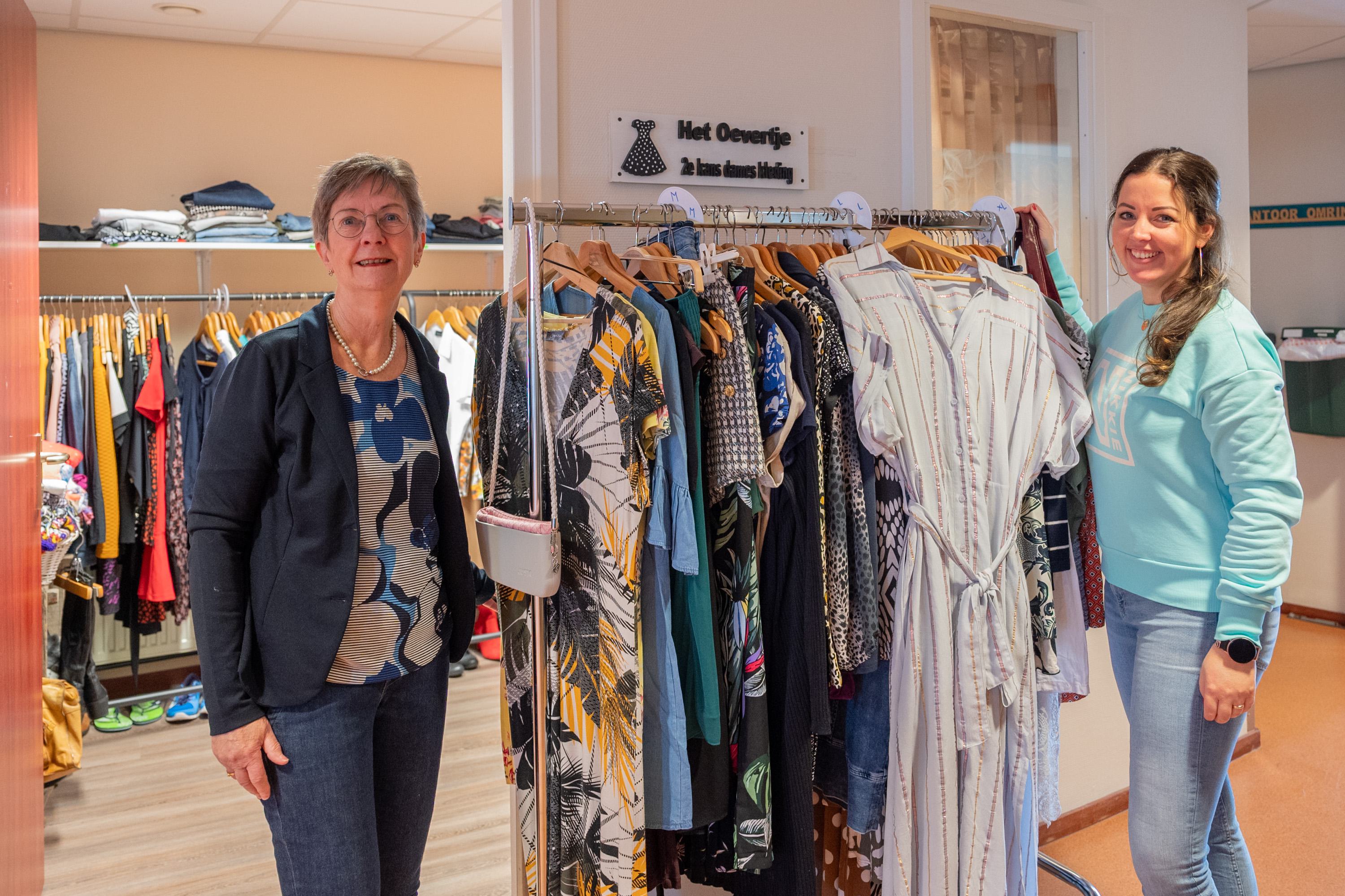 Tweedekans kledingwinkel brengt reuring in wijkcentrum Spierdijk. Opbrengsten zijn voor activiteiten